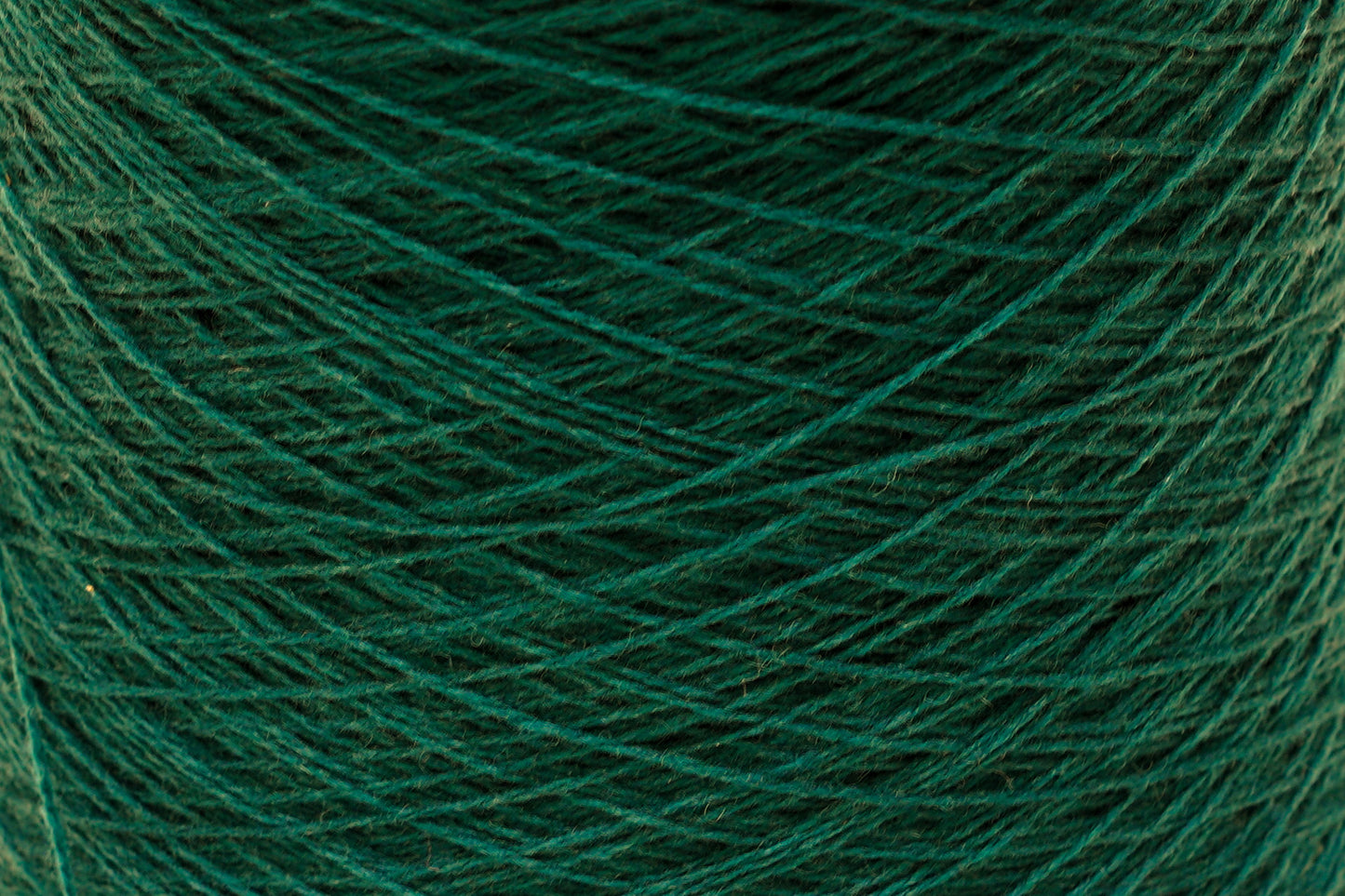Emerald green soft merino wool in cone - 900g / 31,7oz.