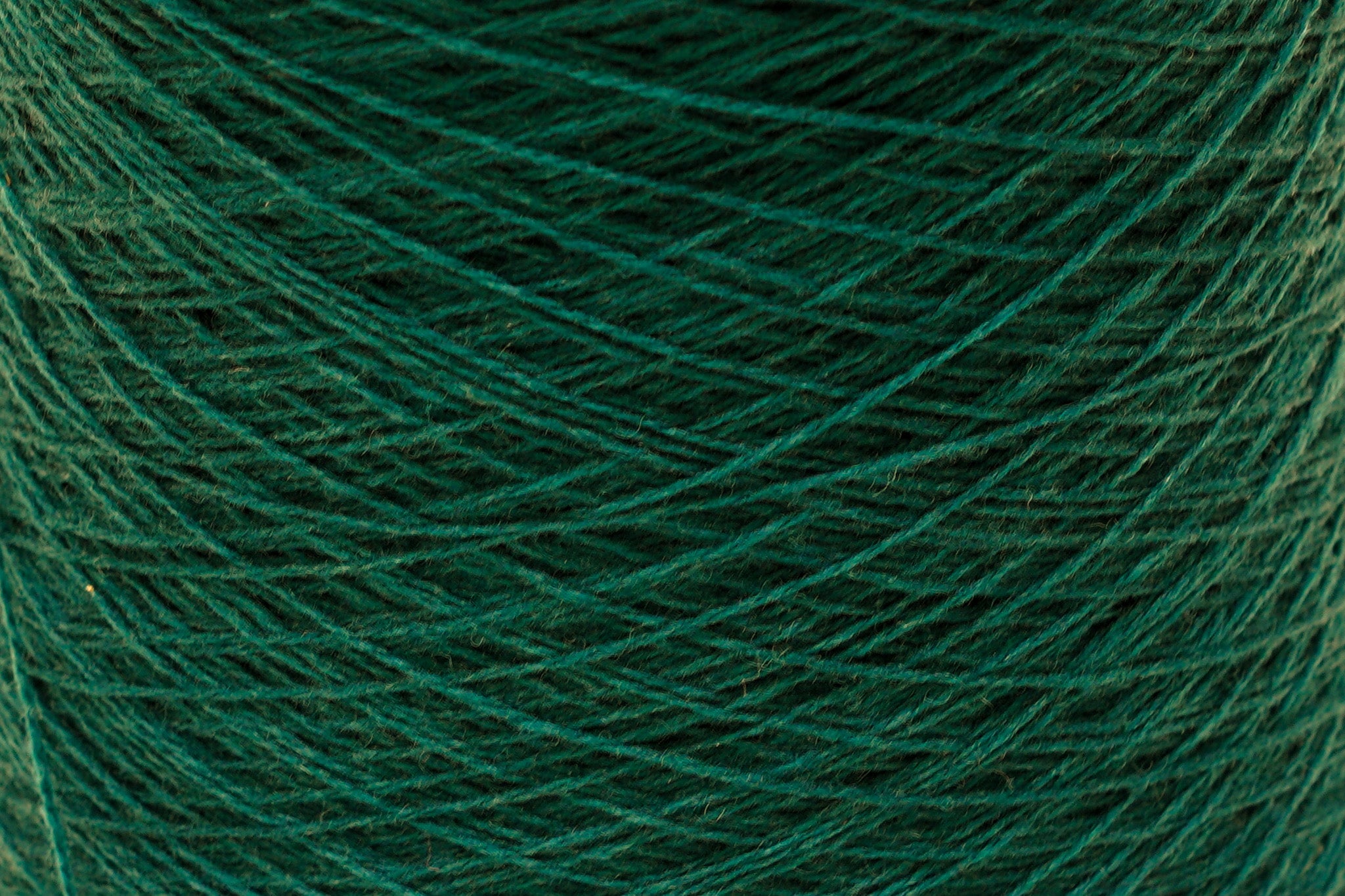 Emerald green soft merino wool in cone - 900g / 31,7oz.