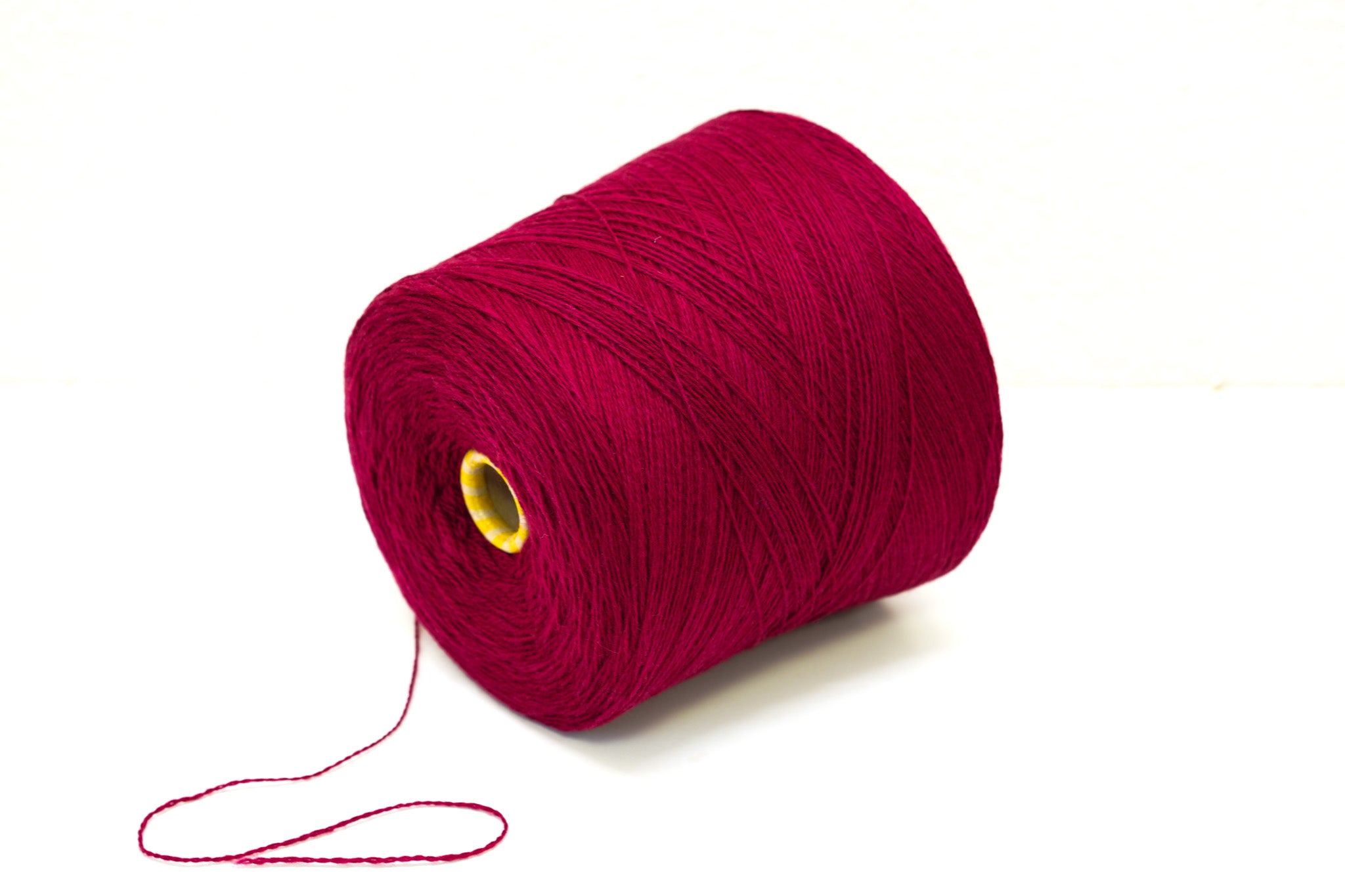 Red wine soft merino wool in cone - 900g / 31,7oz.
