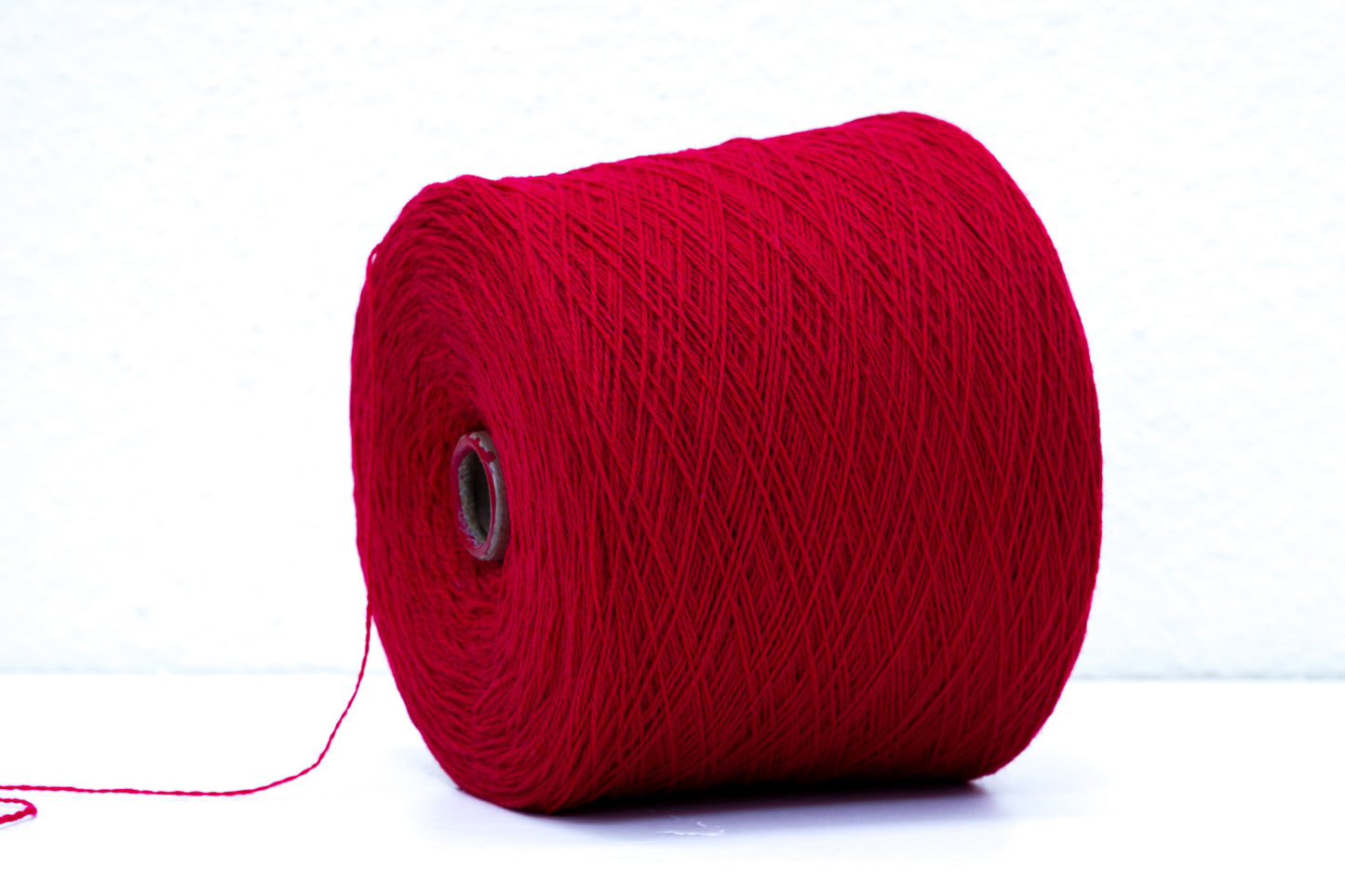 Bright red soft merino wool in cone - 900g / 31,7oz.