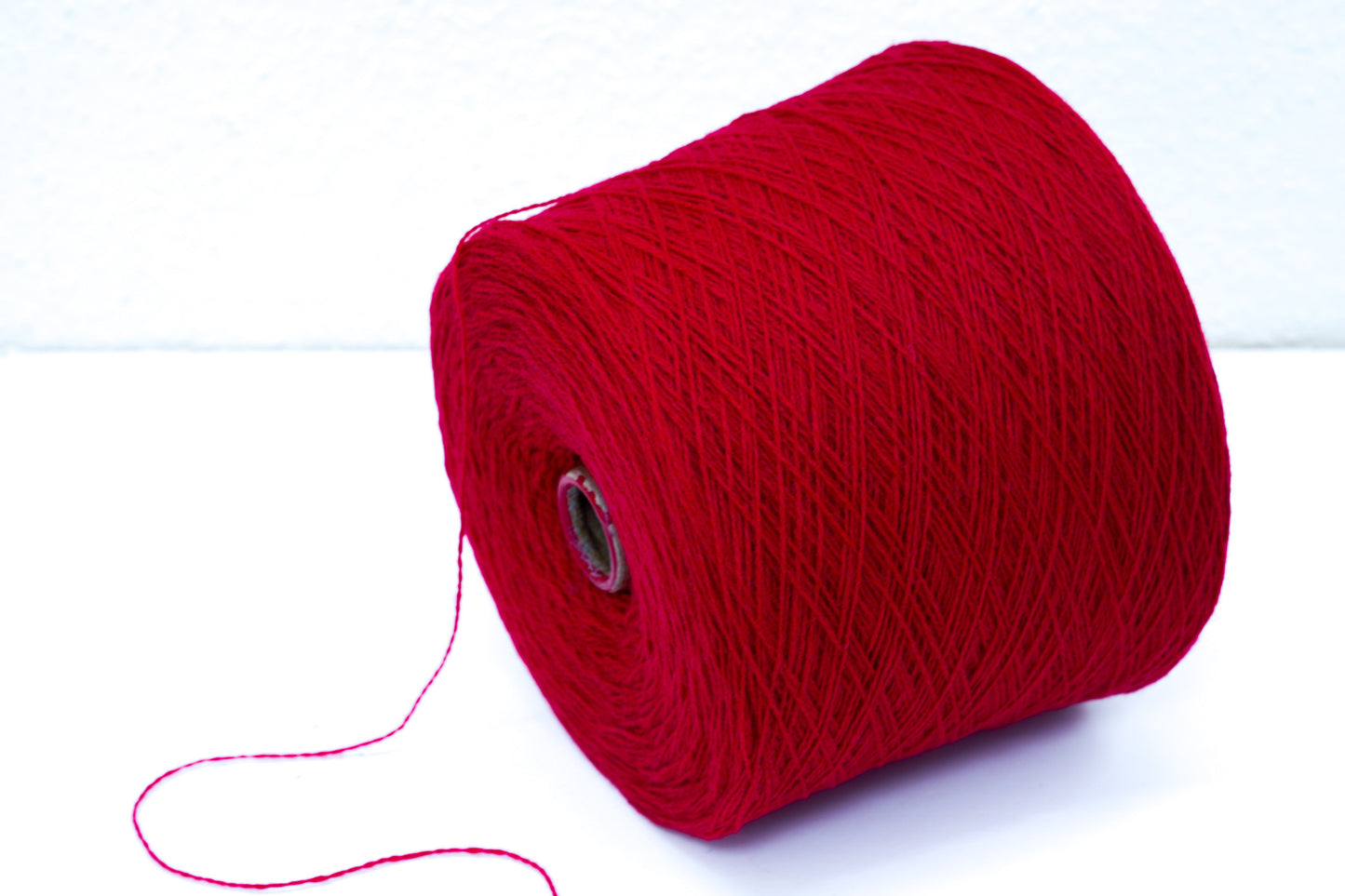 Bright red soft merino wool in cone - 900g / 31,7oz.
