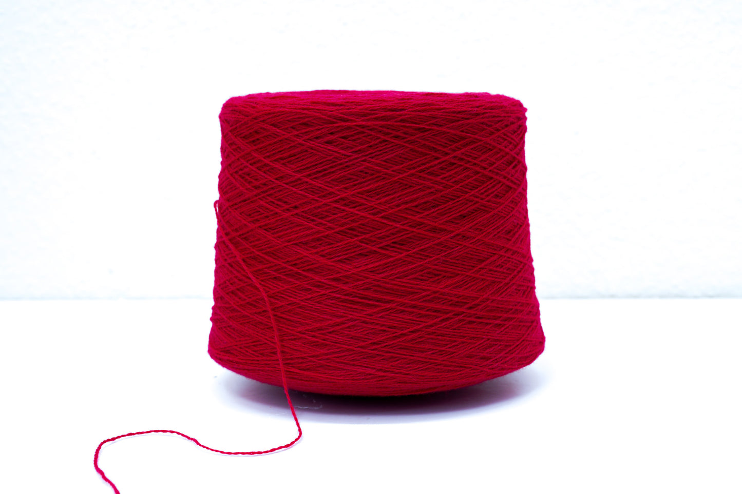 Bright red soft merino wool in cone - 900g / 31,7oz.