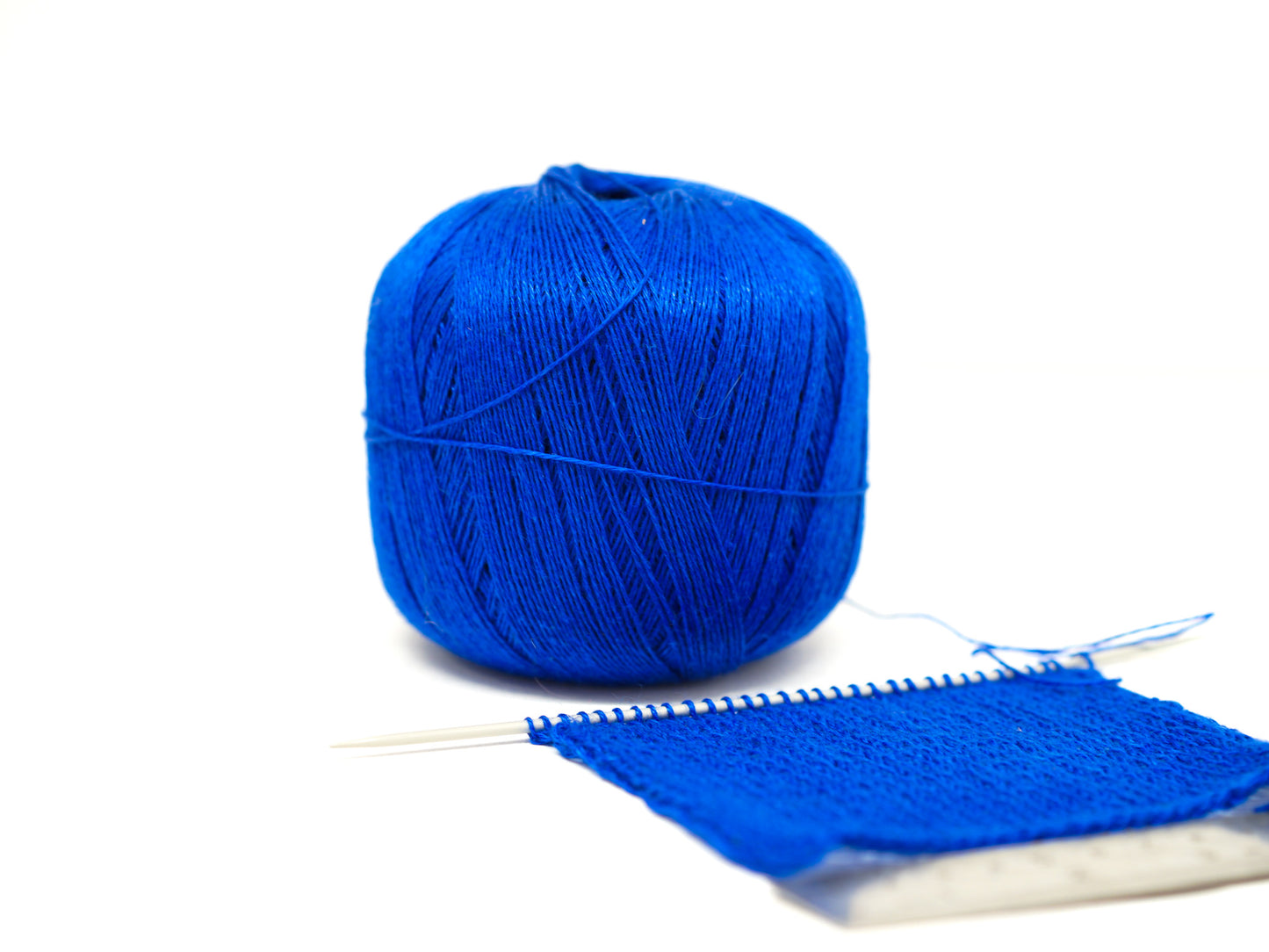 100% linen yarn in Royal blue color 100g/660m.