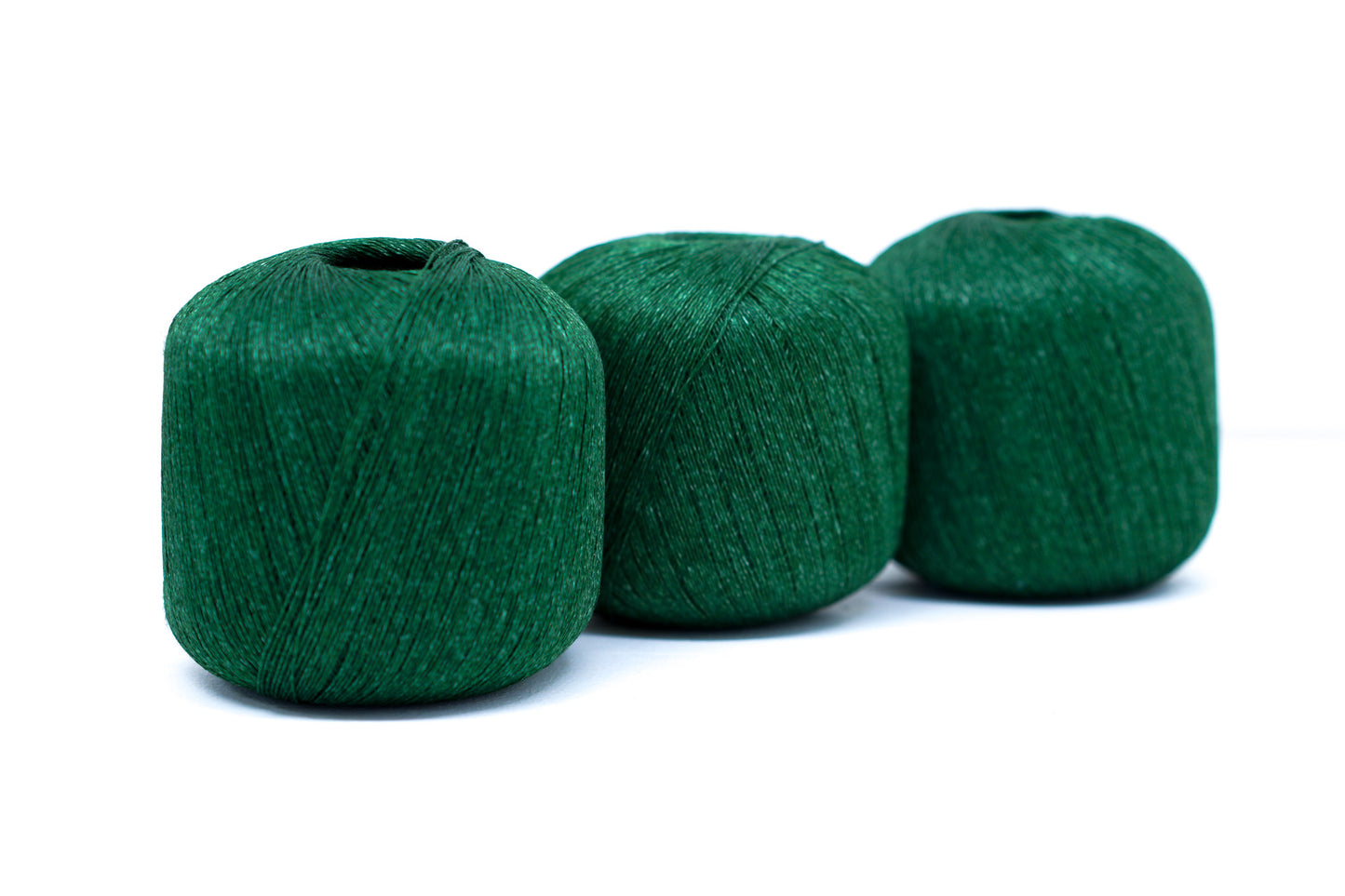 100% linen yarn in green mélange color 100g./600m.