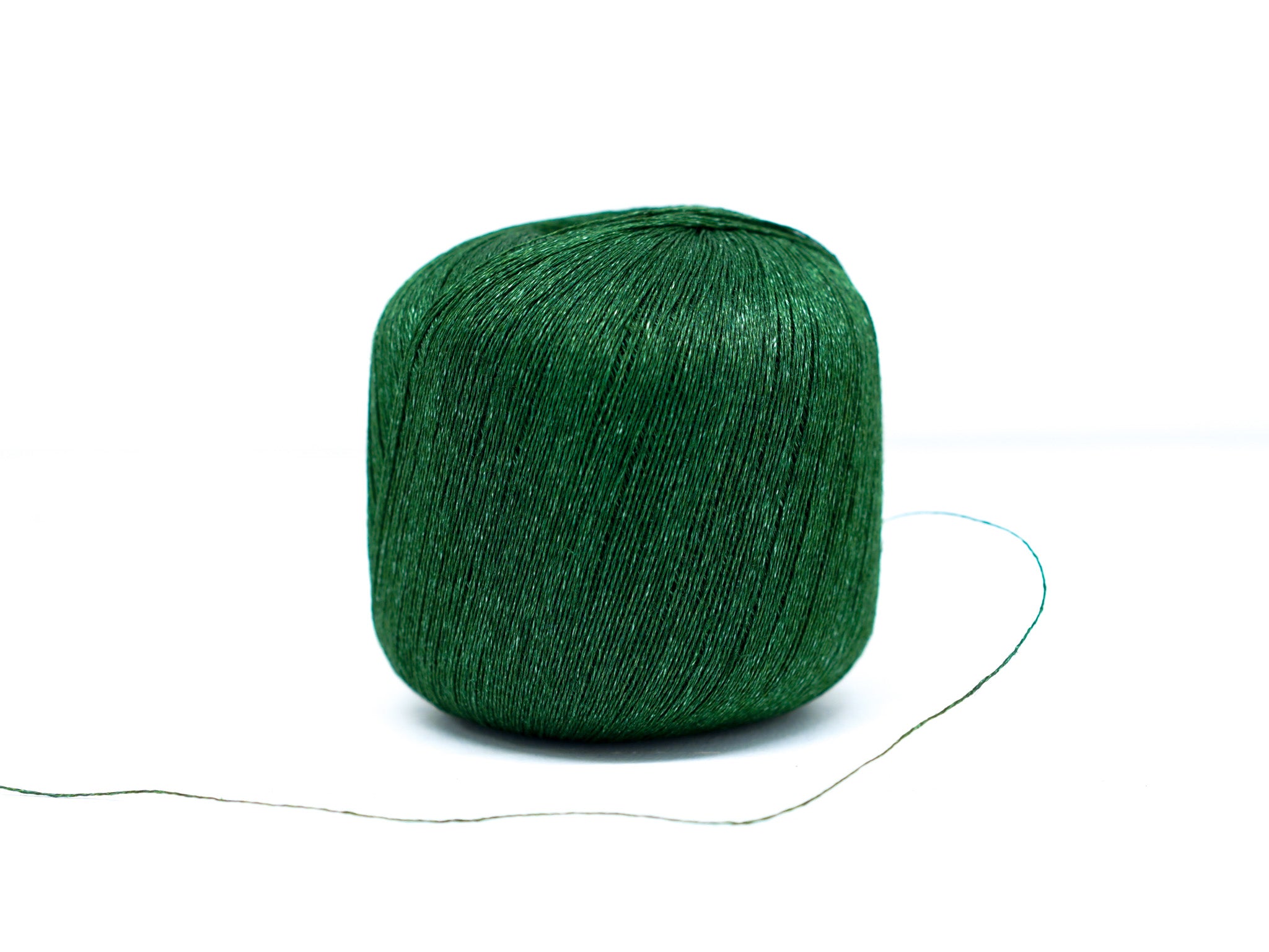 100% linen yarn in green mélange color 100g./600m.
