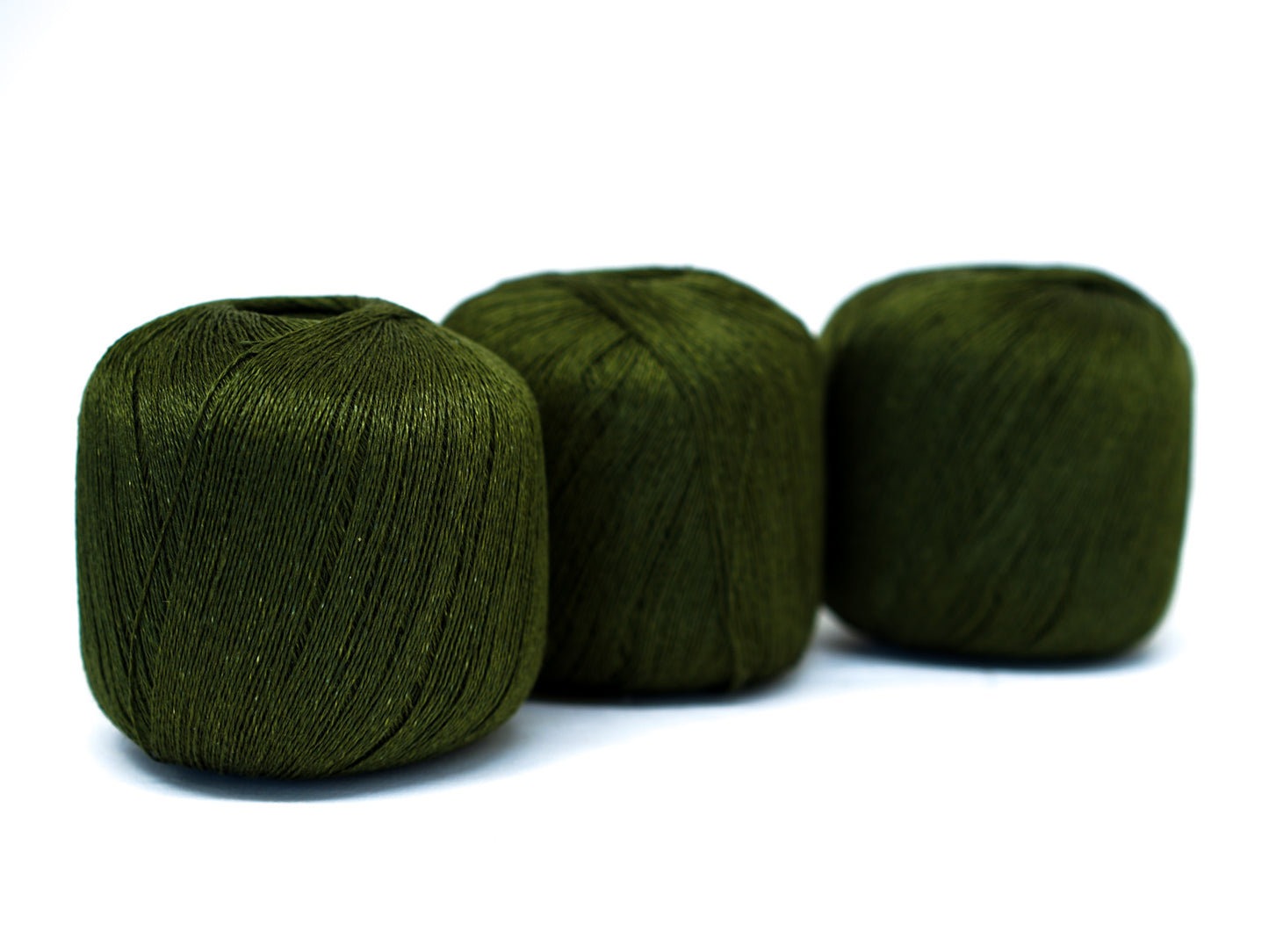 100% linen yarn in deep green mélange color 100g/475m