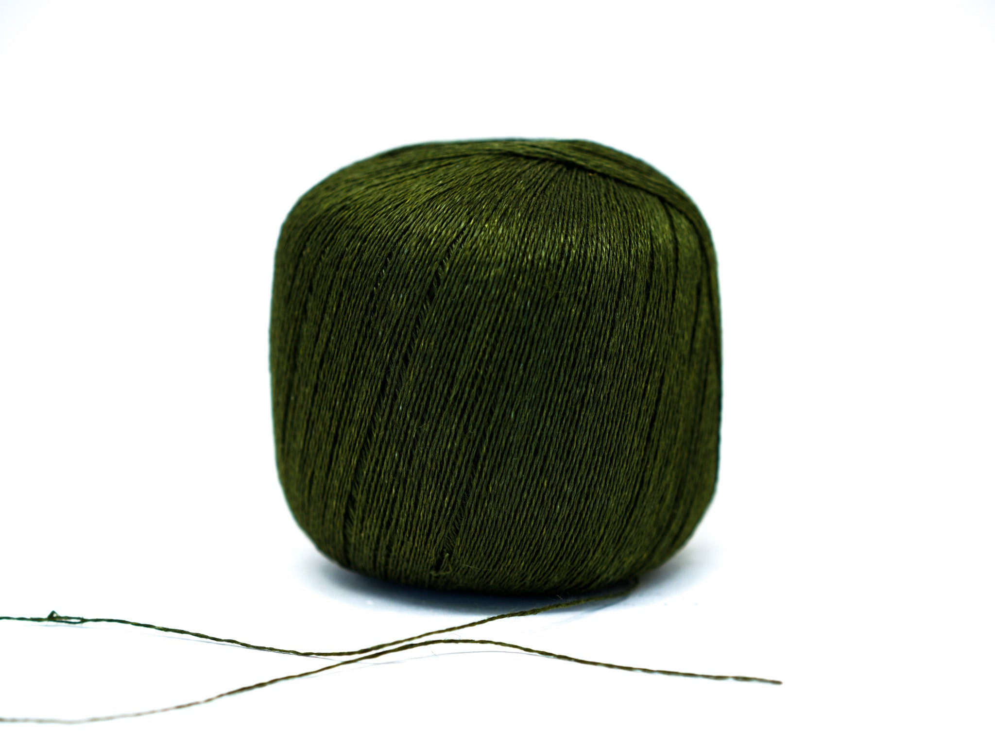 100% linen yarn in deep green mélange color 100g/475m