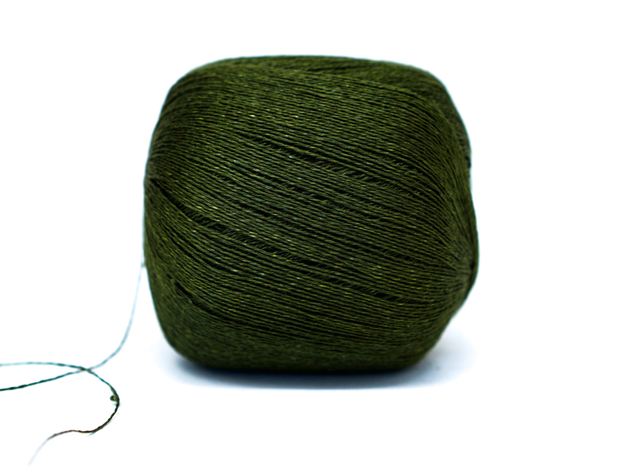 100% linen yarn in deep green mélange color 100g/475m