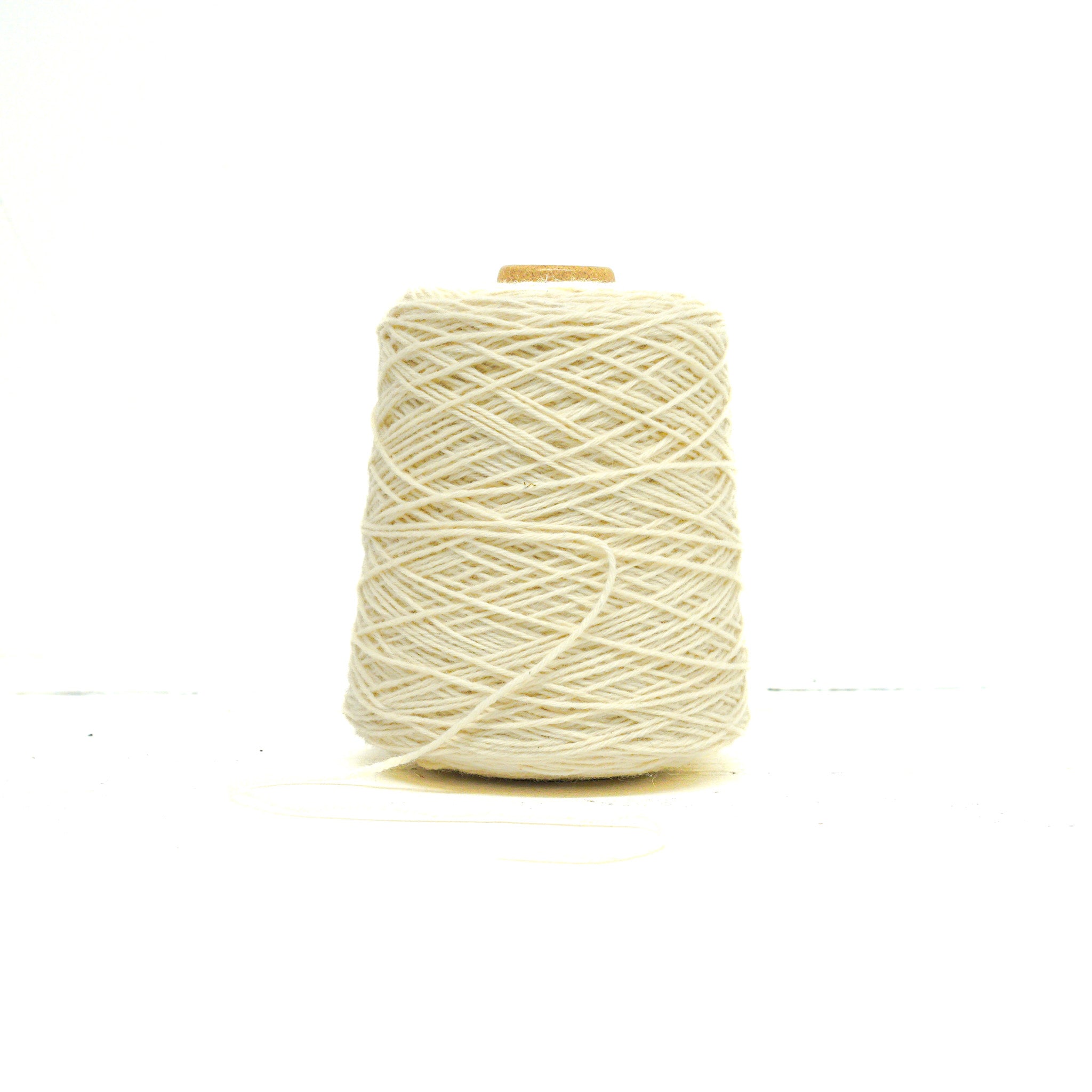 Milk-white tufting wool in cone - 500g