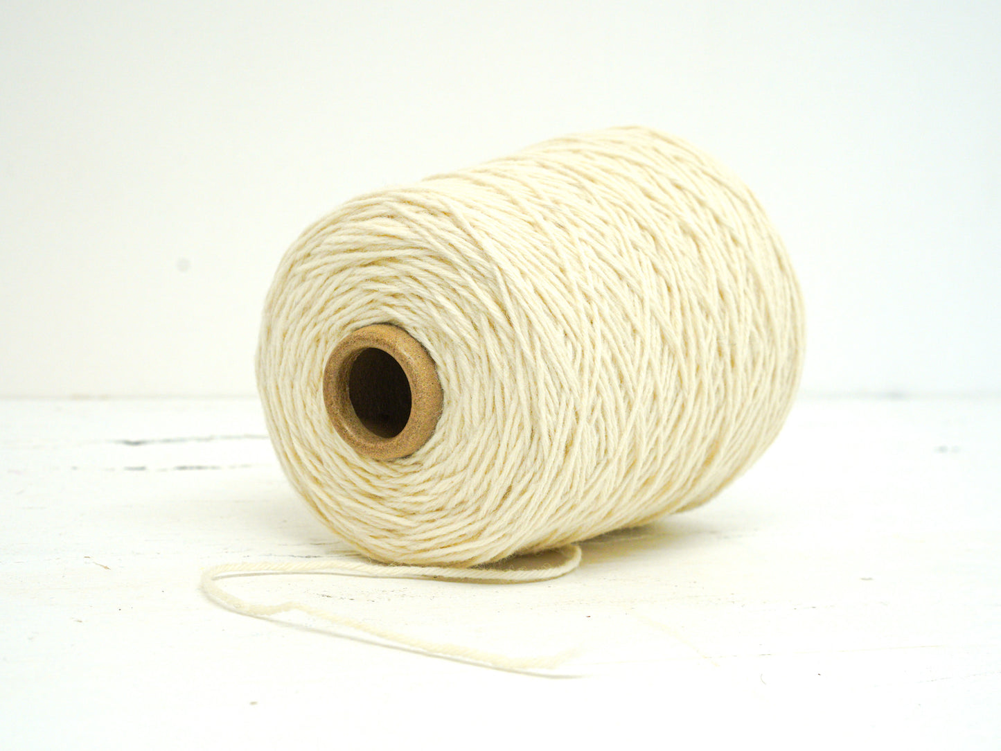 Milk-white tufting wool in cone - 500g
