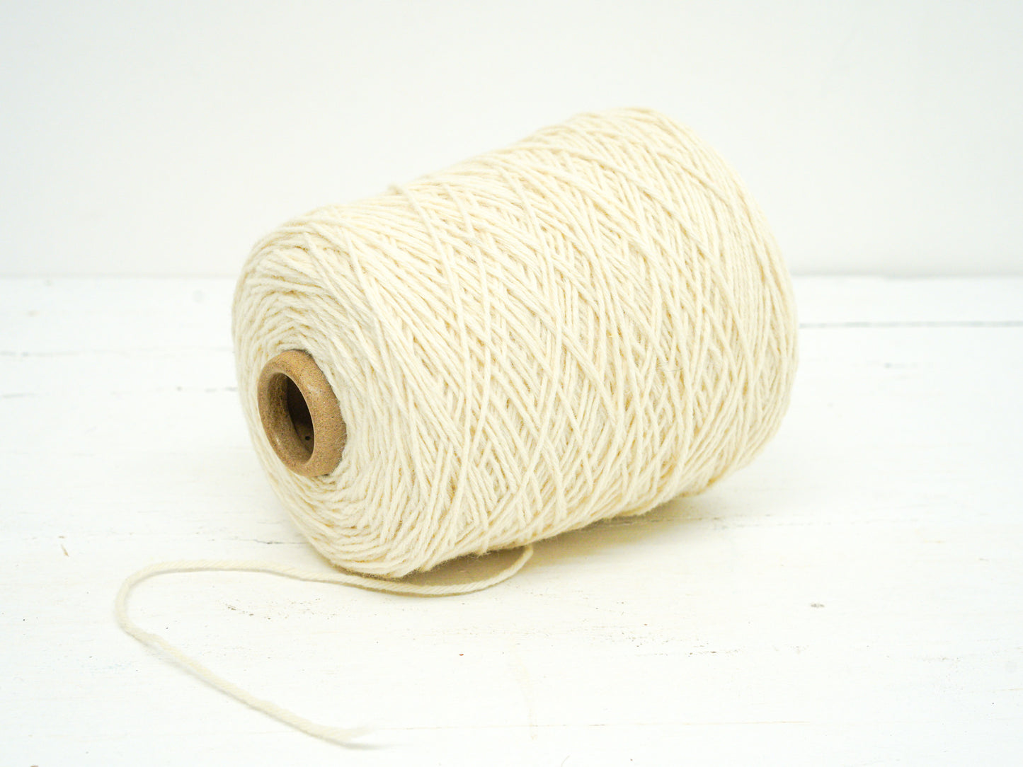 Milk-white tufting wool in cone - 500g