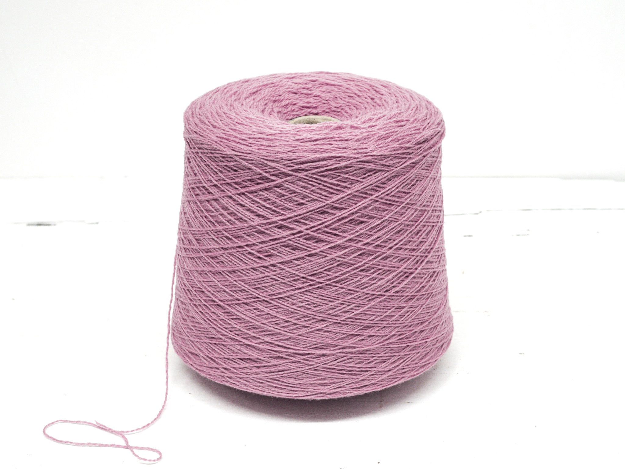 Ash rose soft merino wool in cone - 900g / 31,7oz.