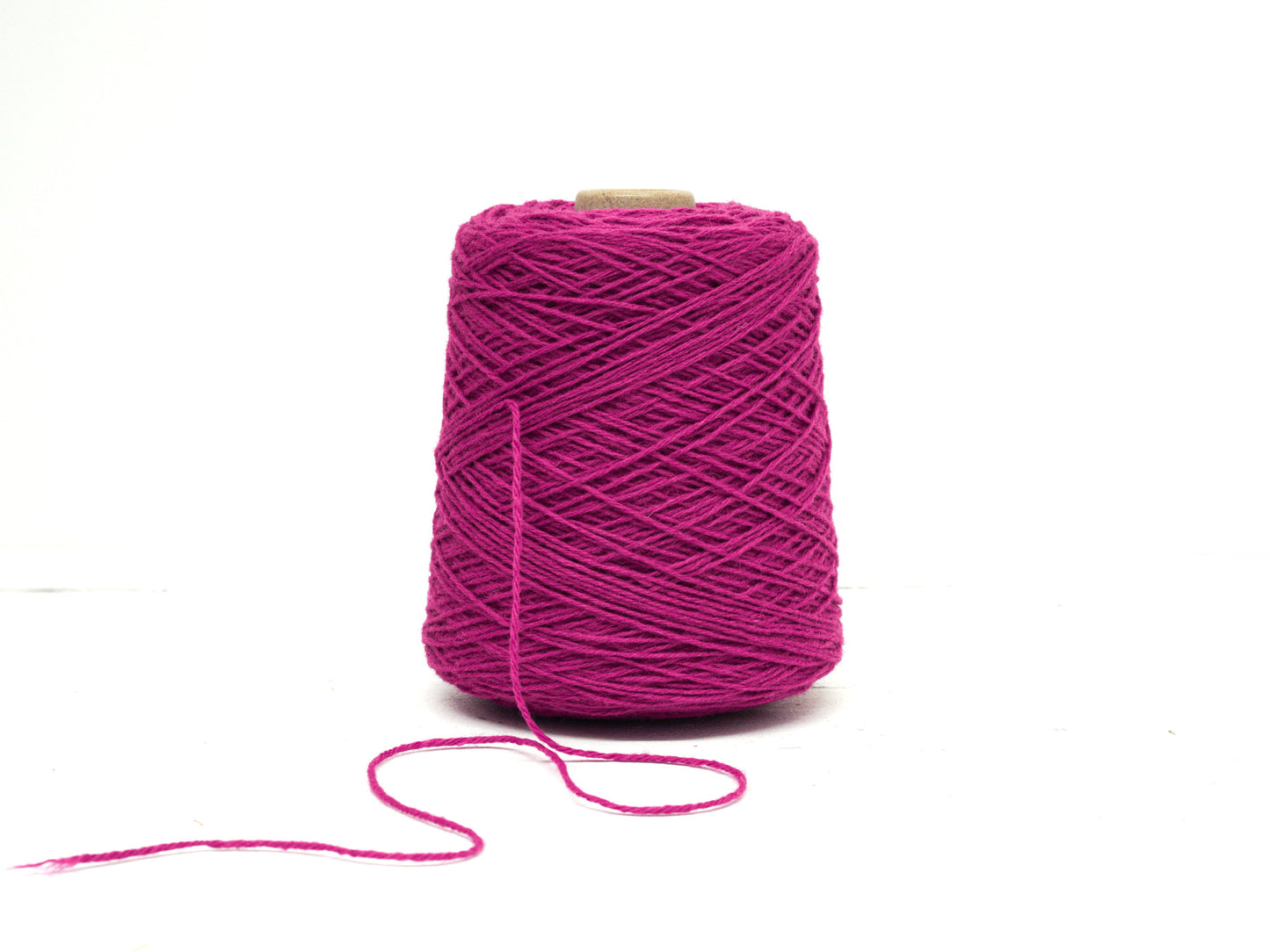 Cyclamen Carpet wool in cone - 95