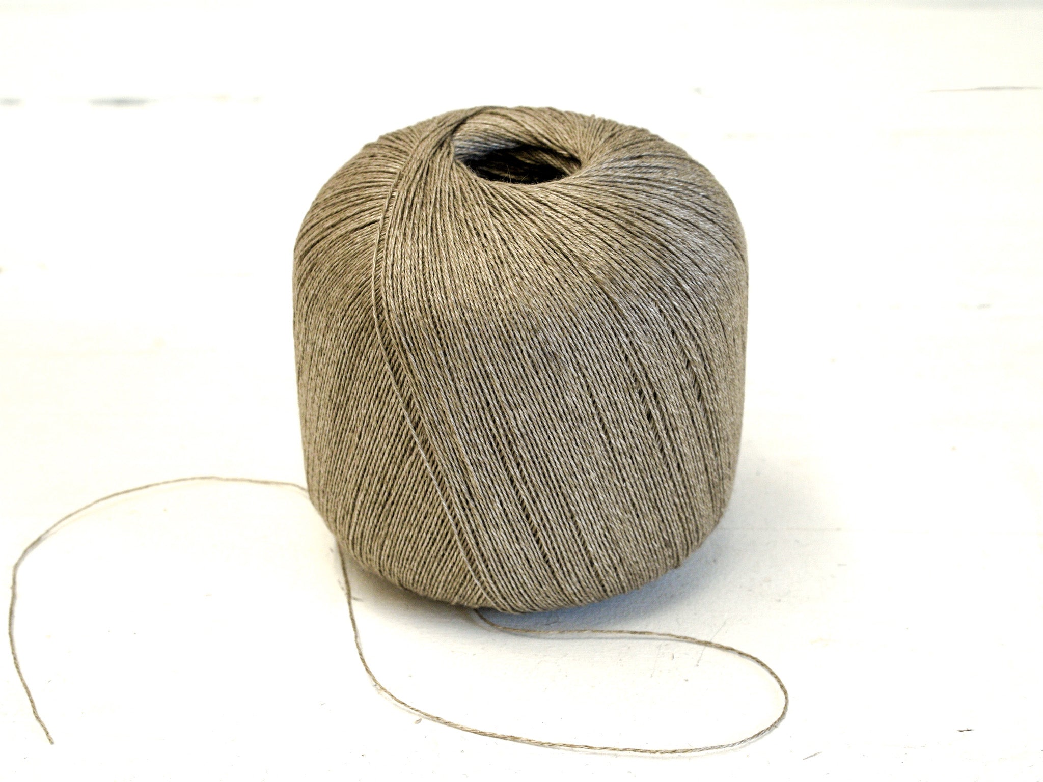 Linen yarn in grey/brown color 100g/530m