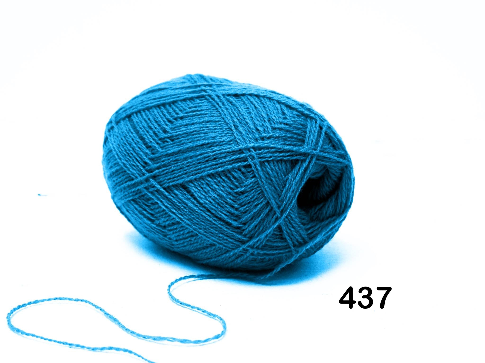 Vibrant blue New Zealand wool yarn - 437