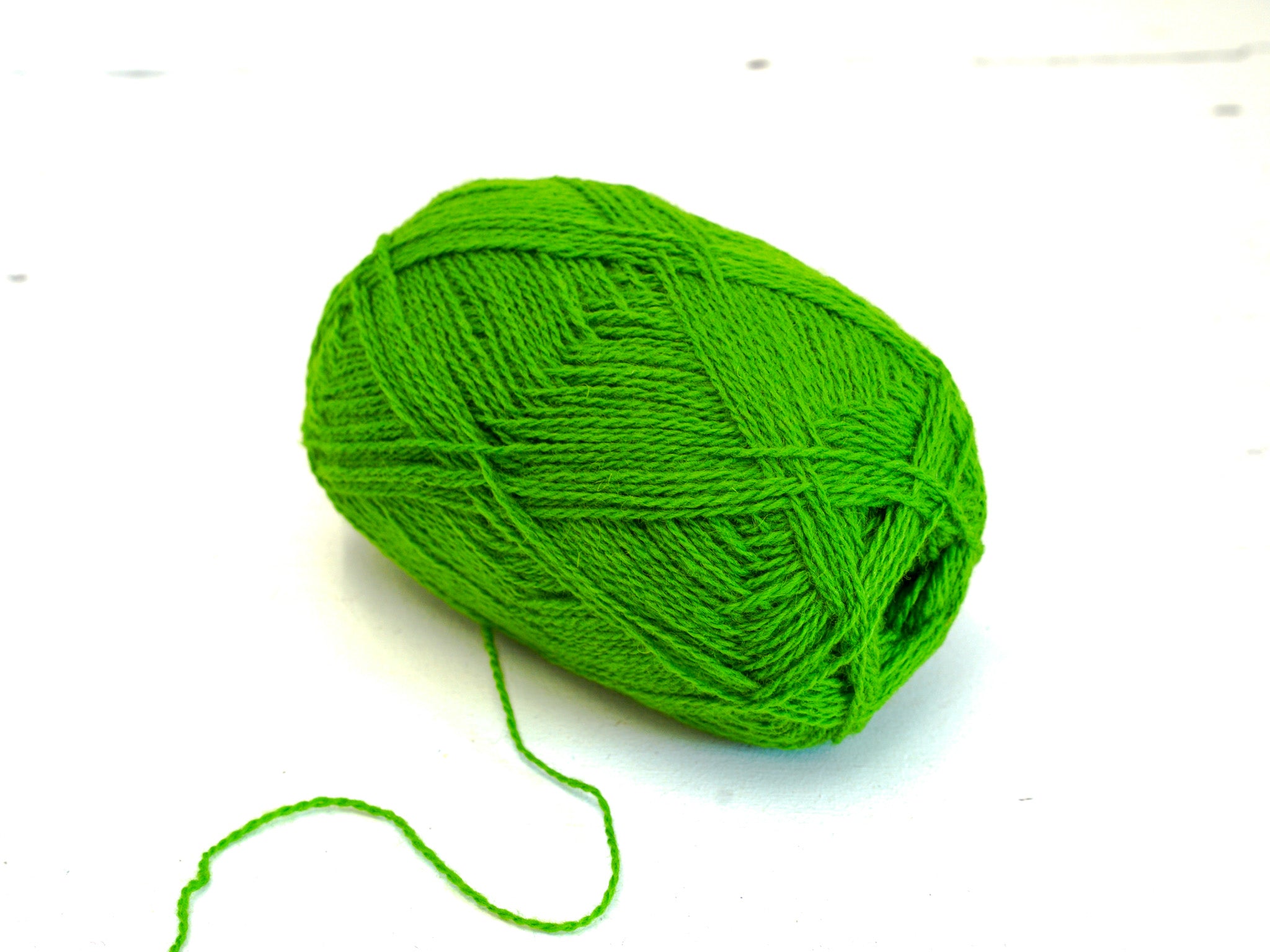 Vibrant green New Zealand wool yarn - 345