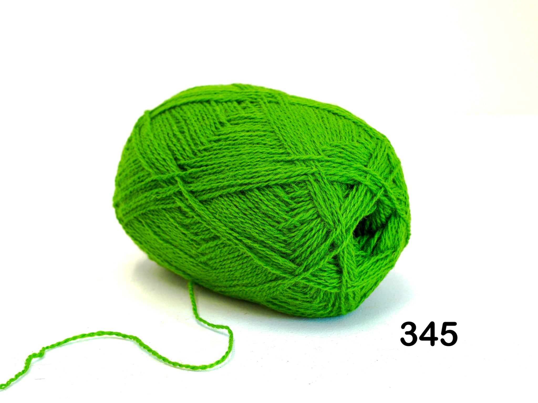 Vibrant green New Zealand wool yarn - 345