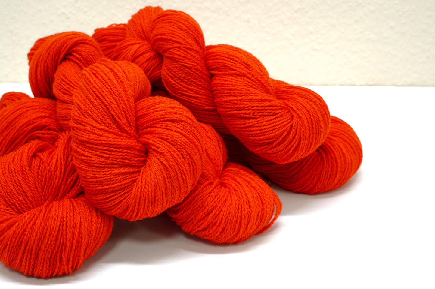Scarlet red New Zealand wool yarn - 108
