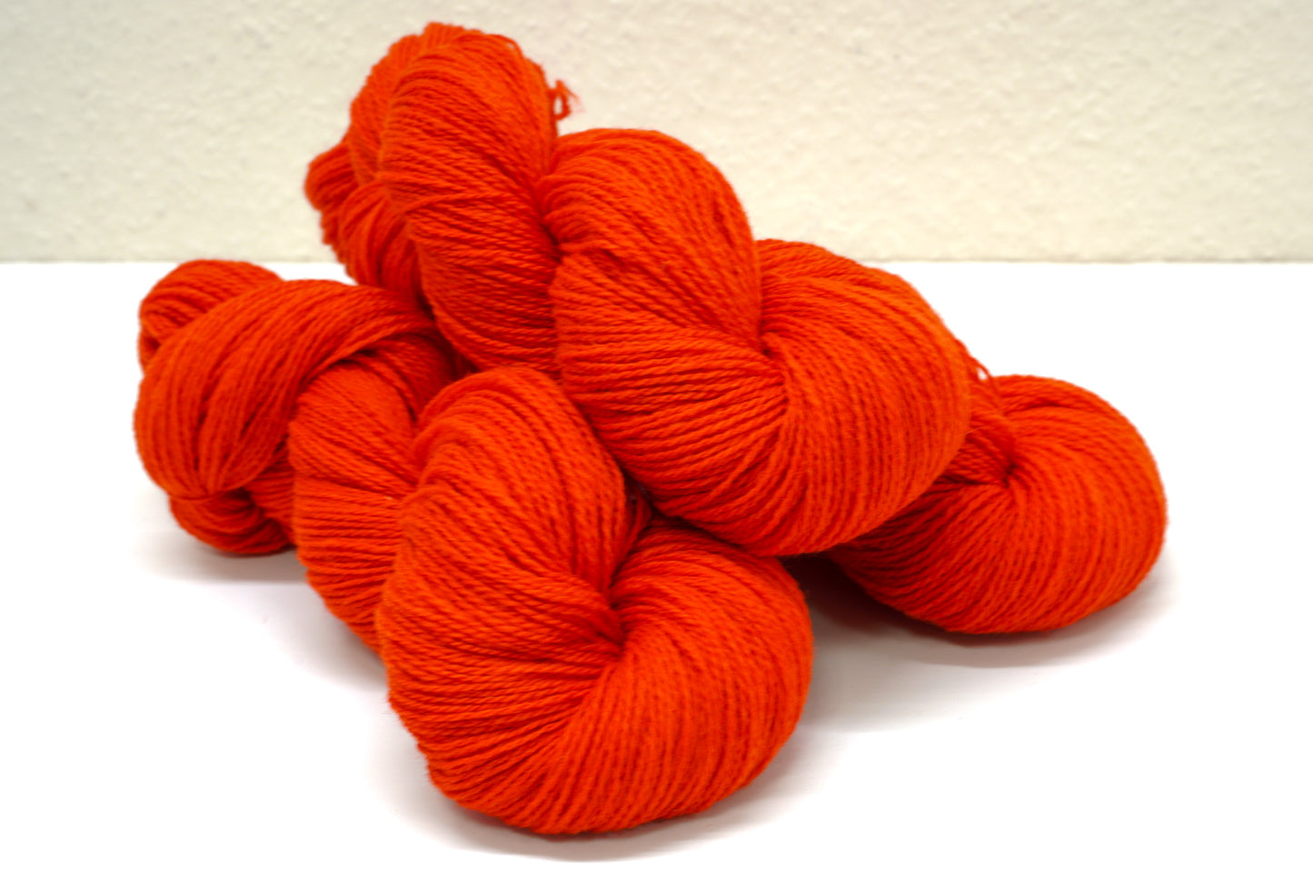 Scarlet red New Zealand wool yarn - 108