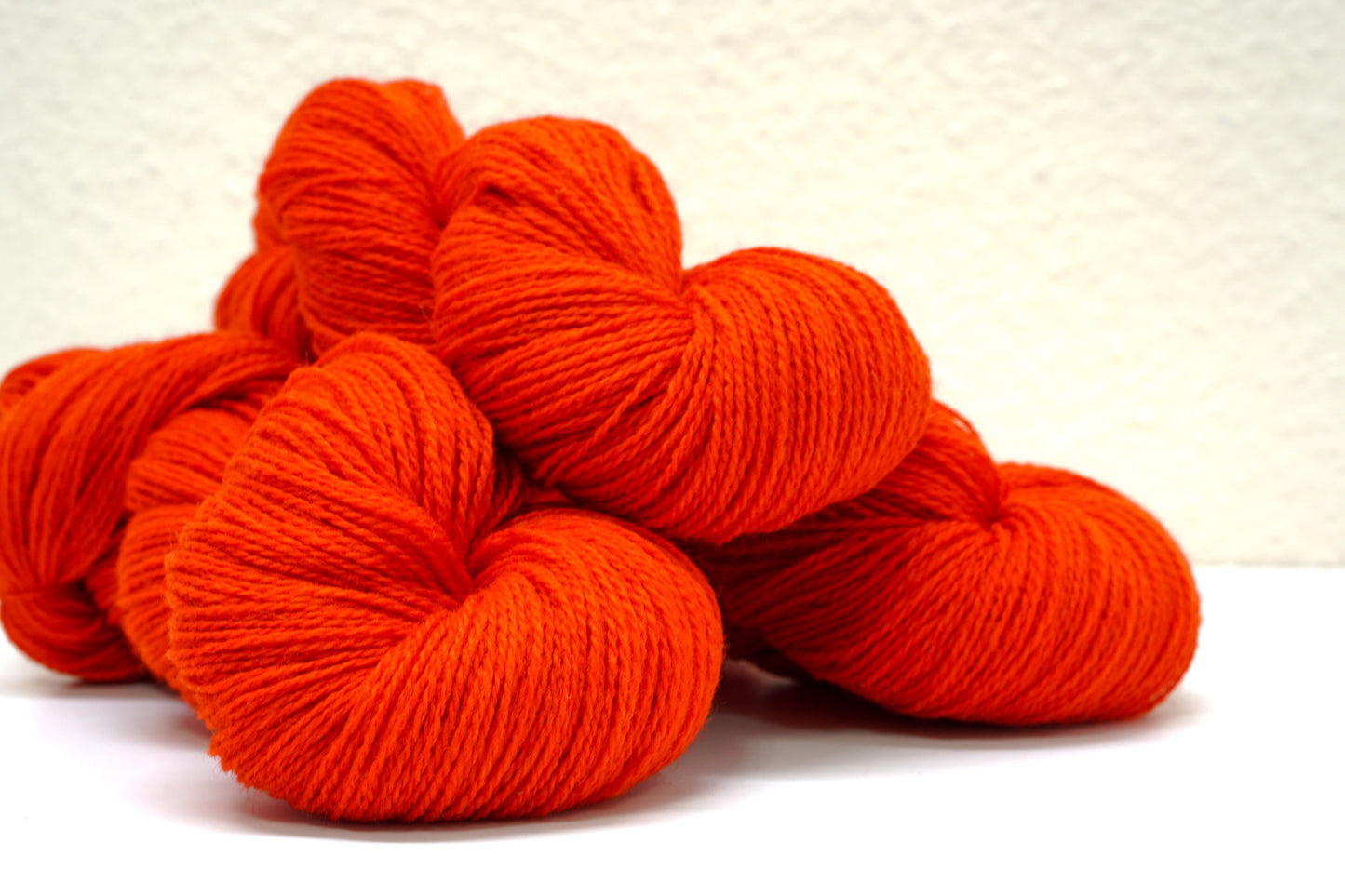 Scarlet red New Zealand wool yarn - 108