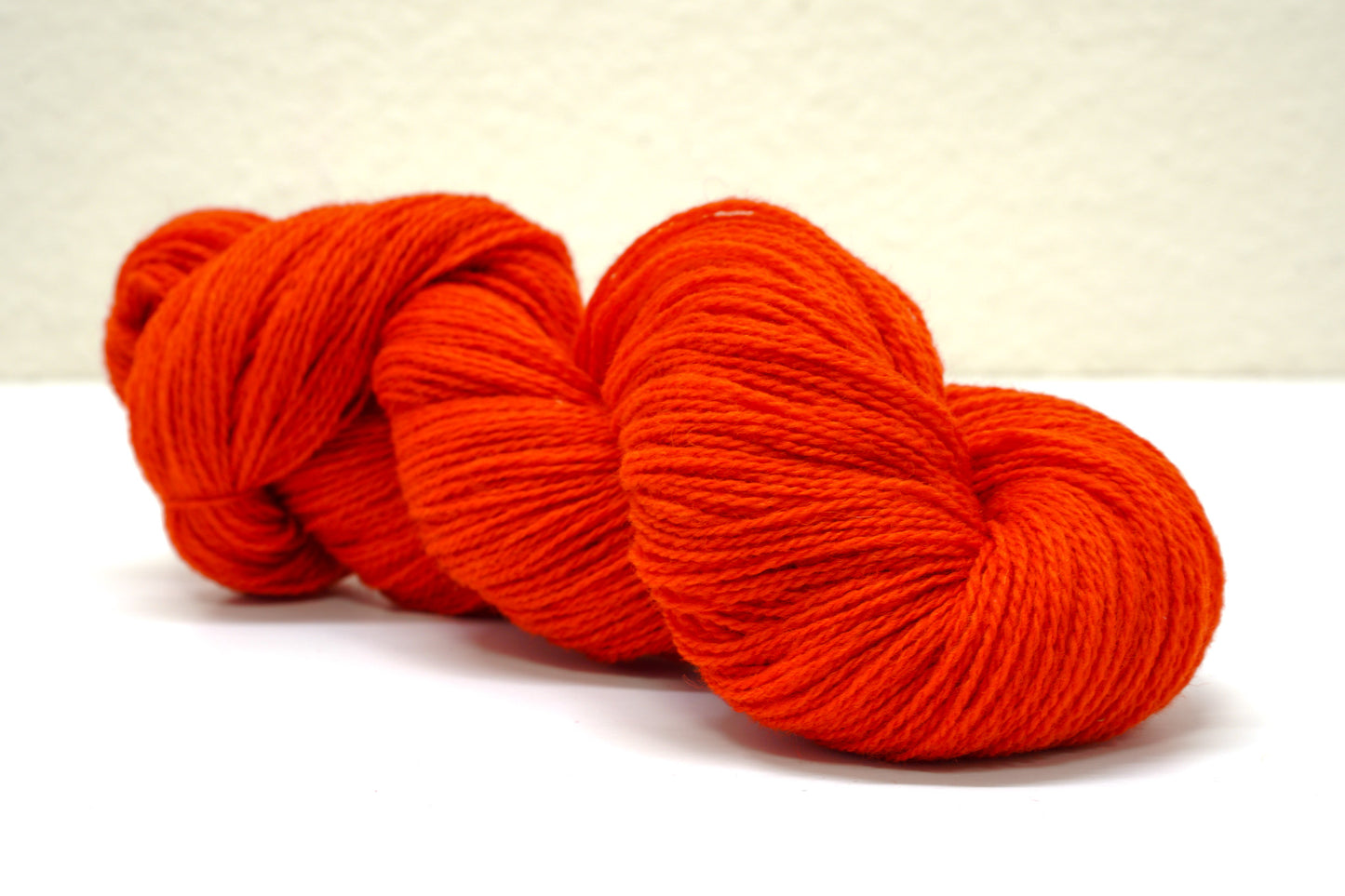 Scarlet red New Zealand wool yarn - 108