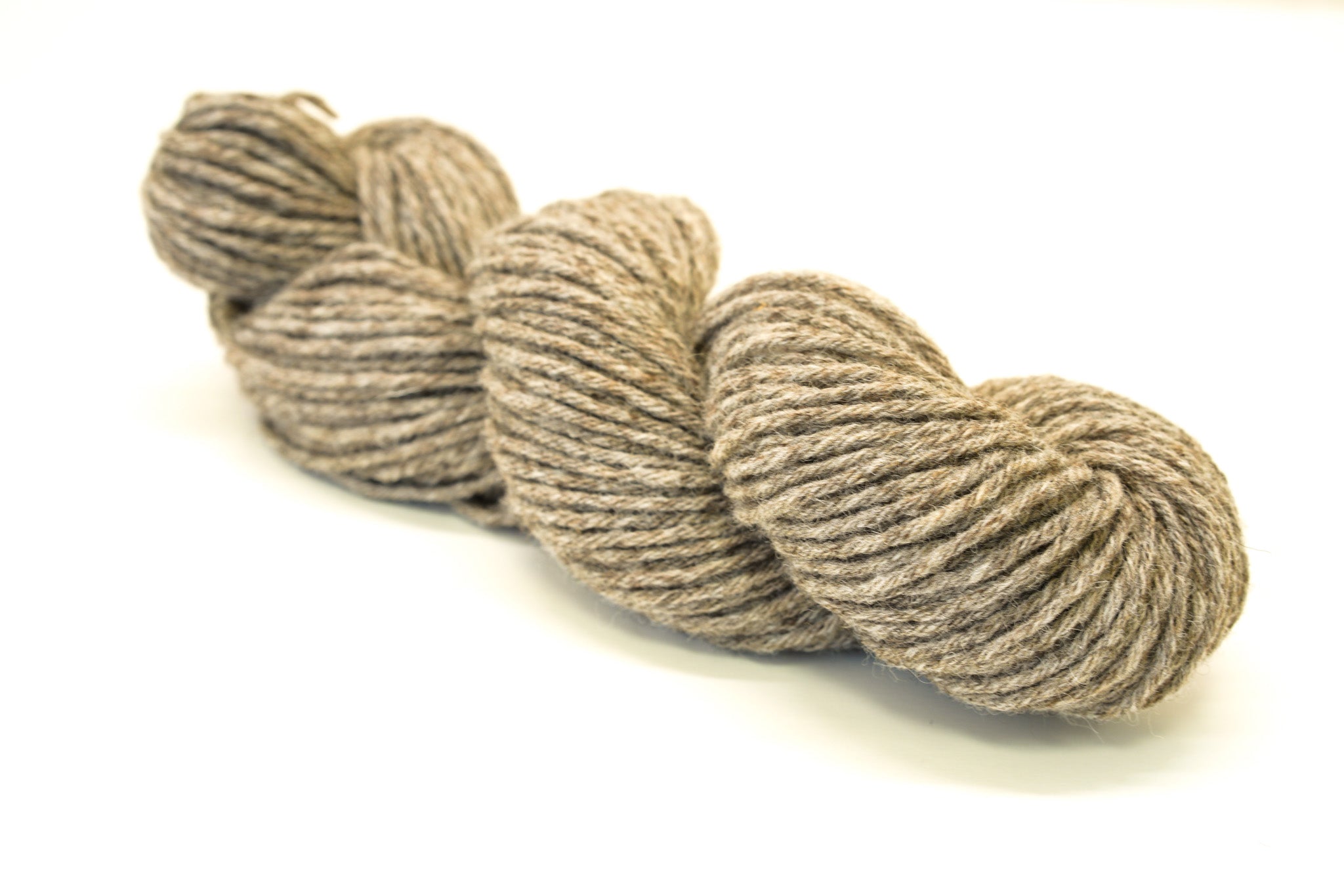 Graubraunes neuseeländisches Wollgarn, 100 g/115 m.