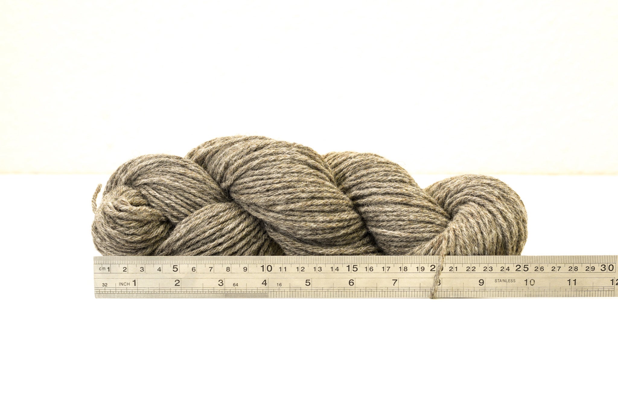 Graubraunes neuseeländisches Wollgarn, 100 g/115 m.