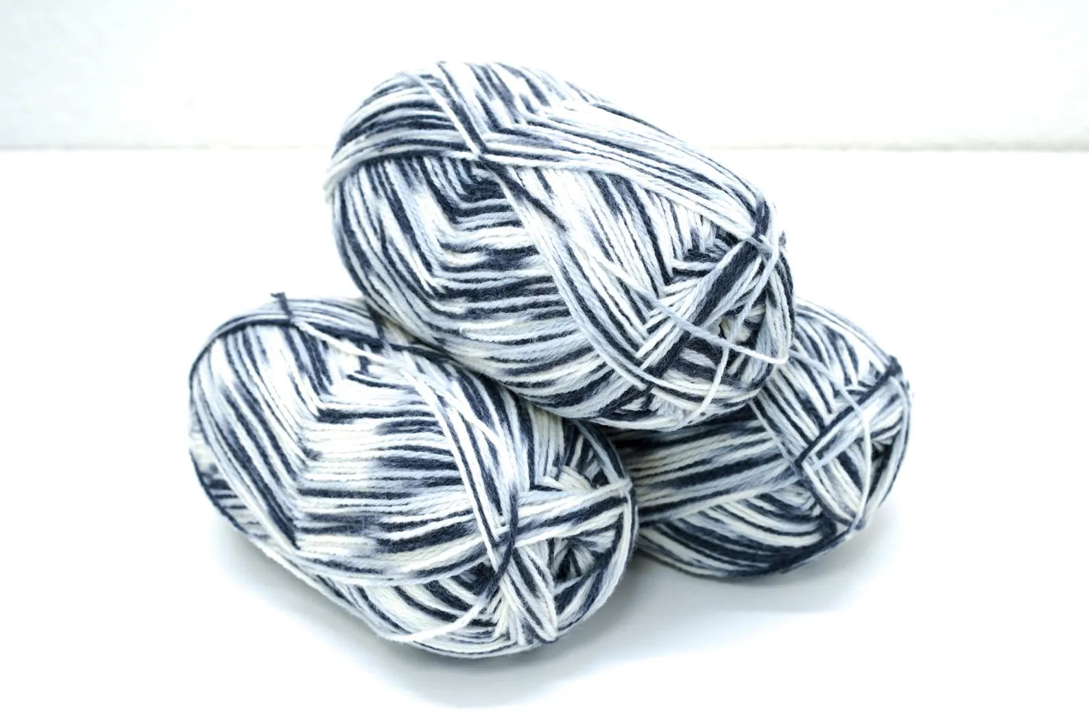White, Grey & Black Mélange New Zealand Wool Yarn - 80% Wool, 20% Polyamide