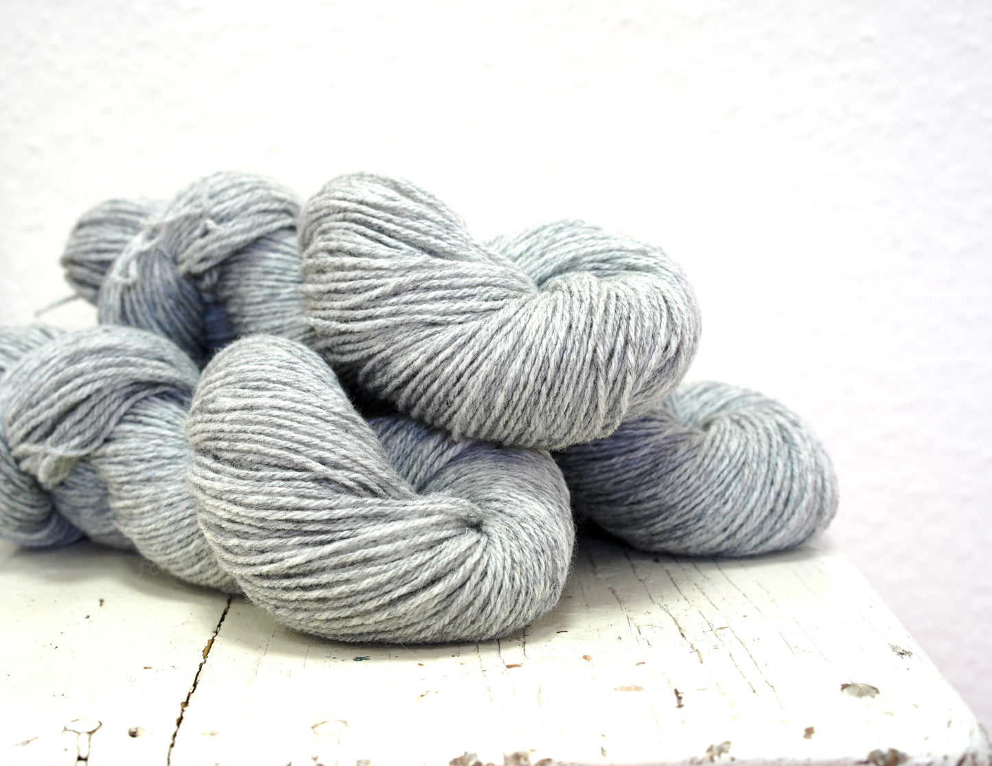 Light grey 60% wool and PO blend yarn, 100g/3,5oz.