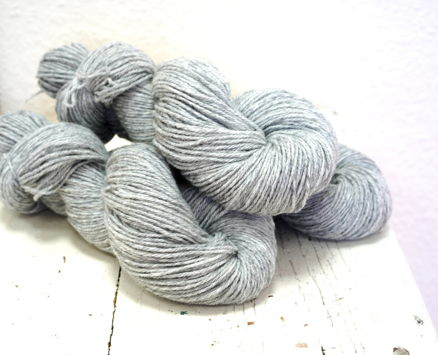 Light grey 60% wool and PO blend yarn, 100g/3,5oz.
