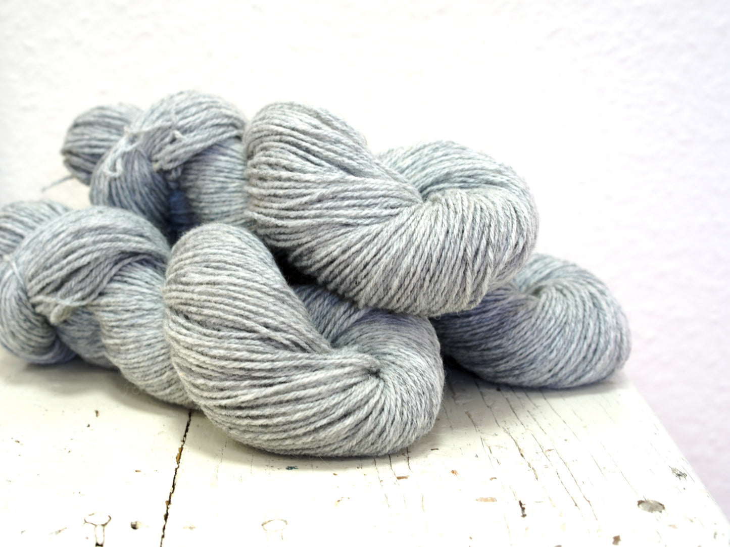 Light grey 60% wool and PO blend yarn, 100g/3,5oz.
