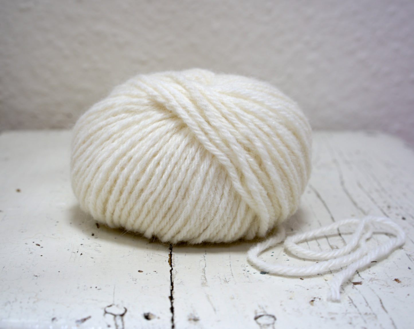 White alpaca wool yarn blend
