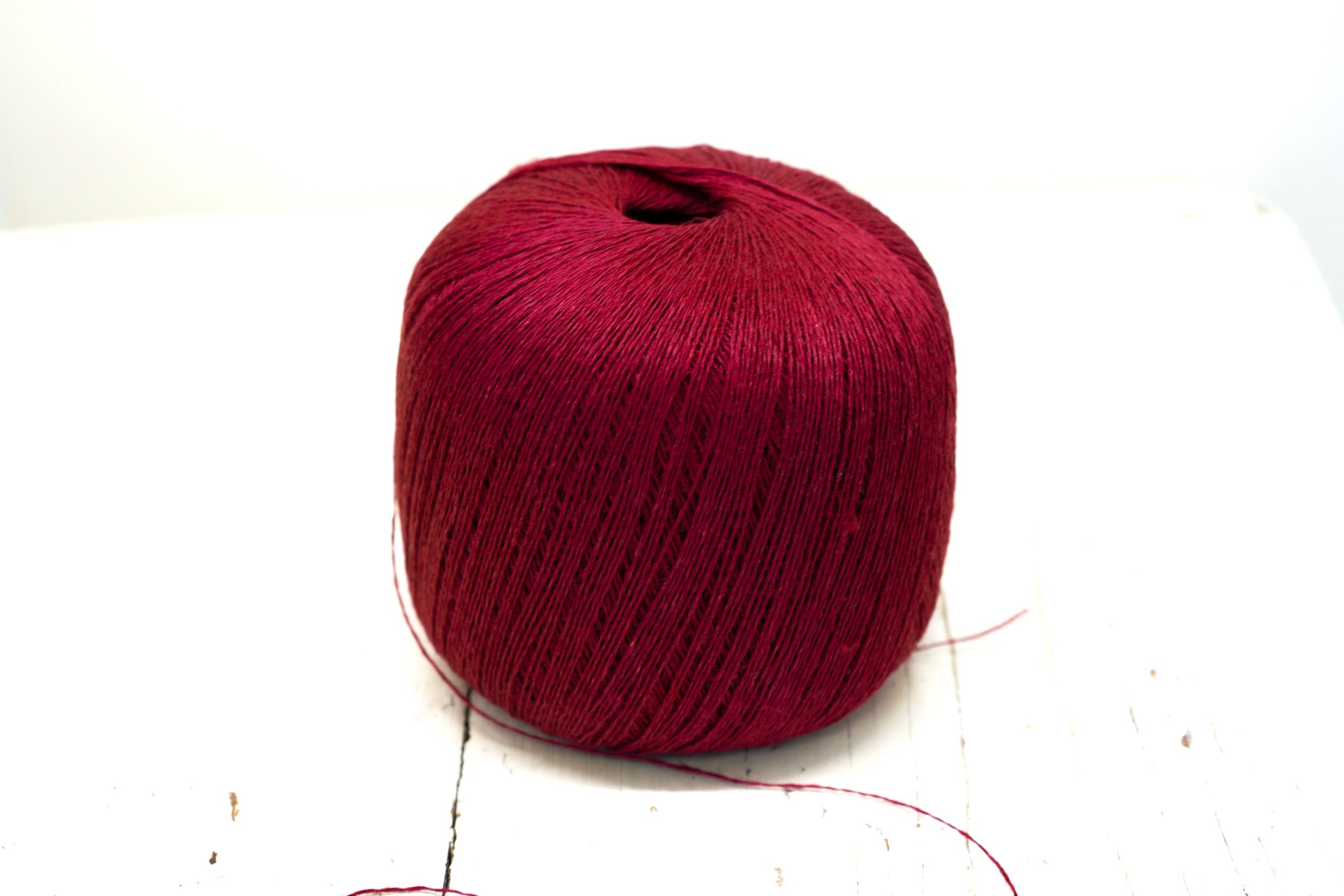 Burgundy red color 100% linen 100g/670m