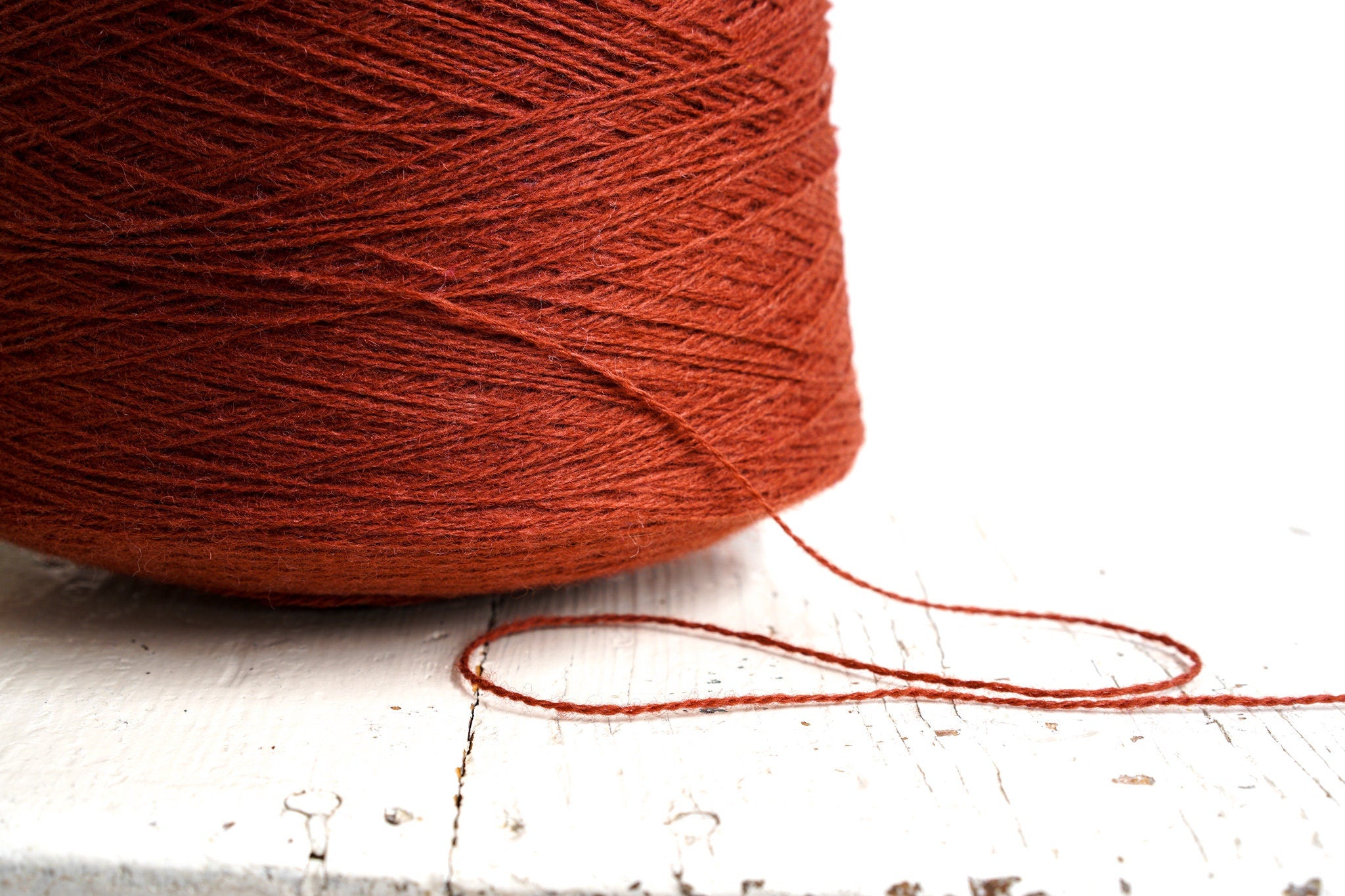 Burnt brick color wool in cone 0,9kg/31.7oz - Fingering yarn for weaving plaids, socks knitting, women&
