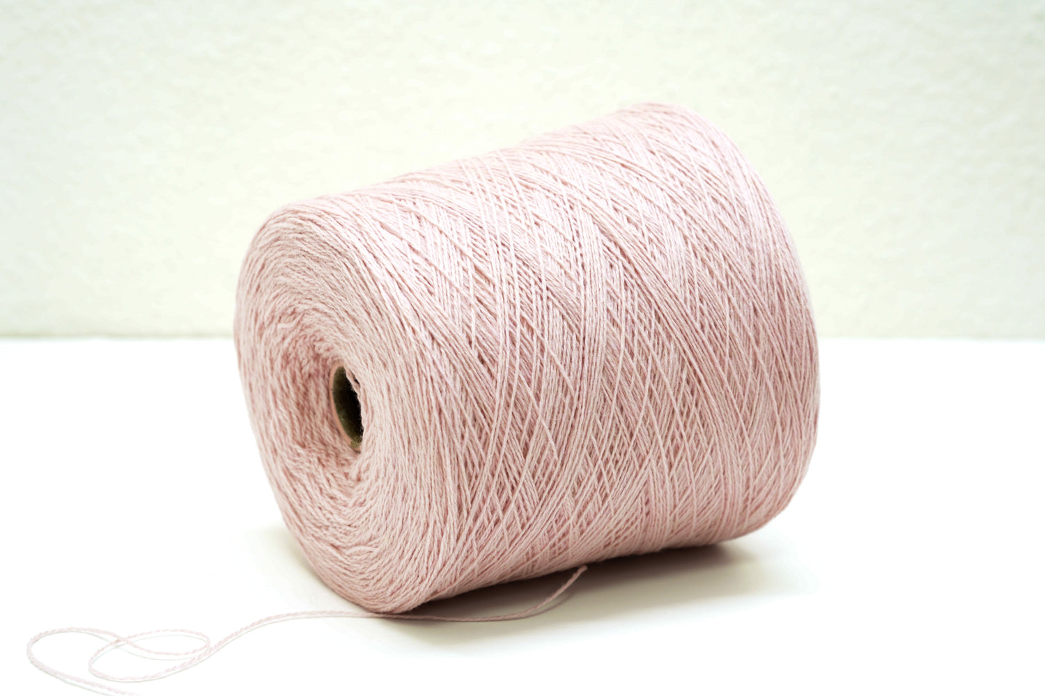 Rose soft merino wool in cone - 900g / 31,7oz. Color 507