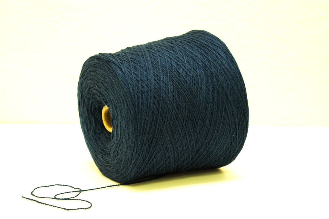 Oxford-blaue, weiche Merinowolle auf Kegel – 900 g/31,7 oz