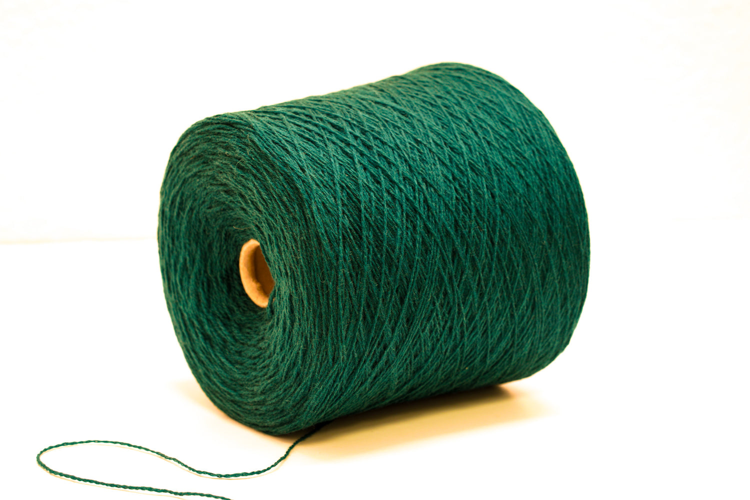 Emerald green soft merino wool in cone - 900g / 31,7oz.