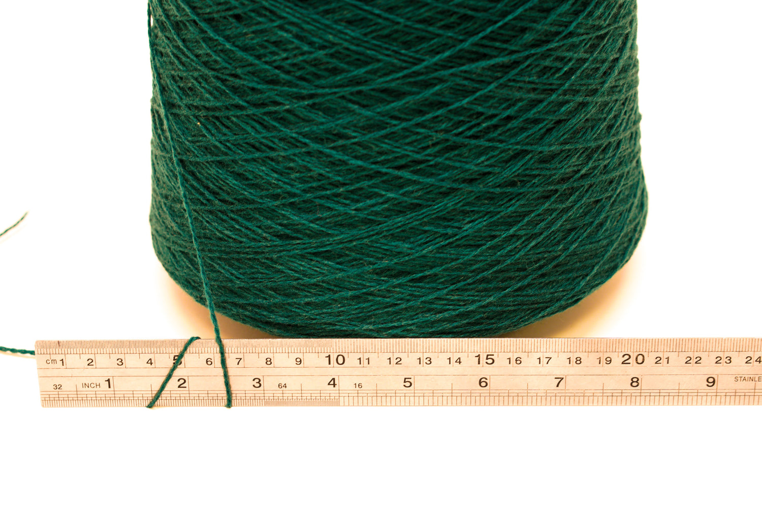 Emerald green soft merino wool in cone - 900g / 31,7oz.