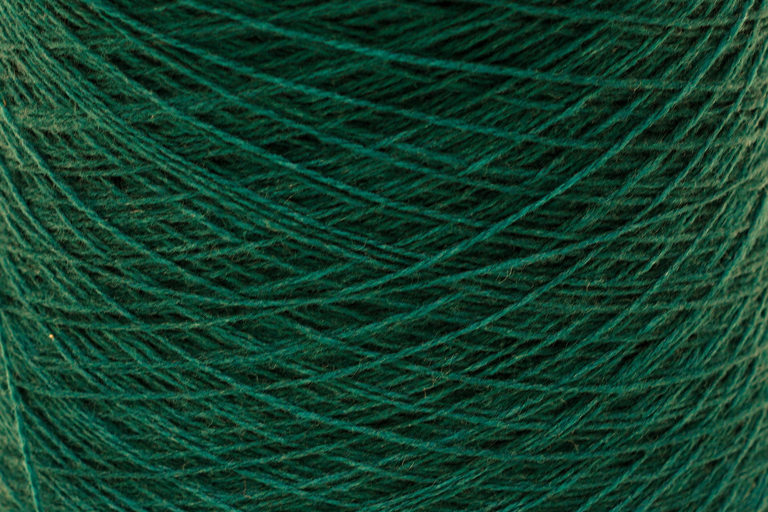 Emerald green soft merino wool in cone - 900g / 31,7oz.