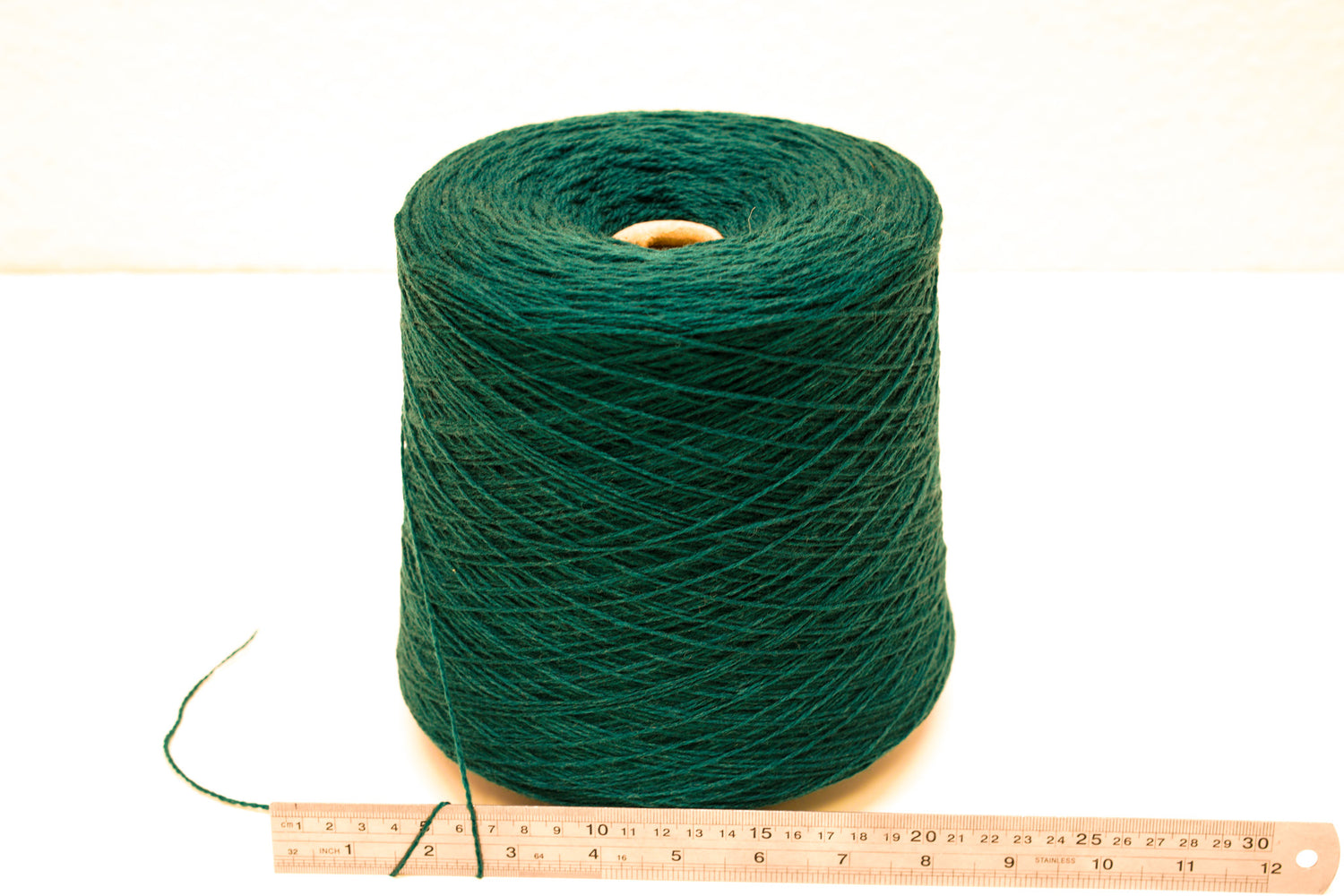 Emerald green soft merino wool in cone - 900g / 31,7oz.