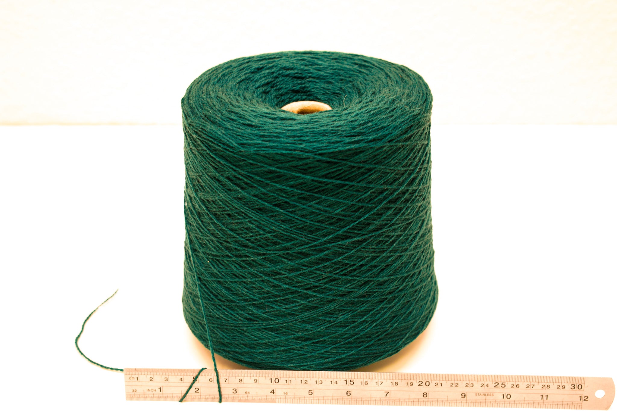 Emerald green soft merino wool in cone - 900g / 31,7oz.