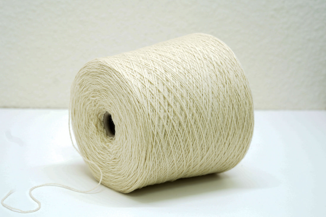 Milchweiße, weiche Merinowolle auf Kegel – 900 g/31,7 oz.