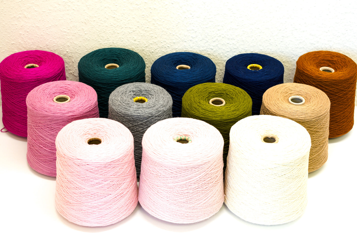 Fuchsia pink soft merino wool in cone - 900g / 31,7oz.