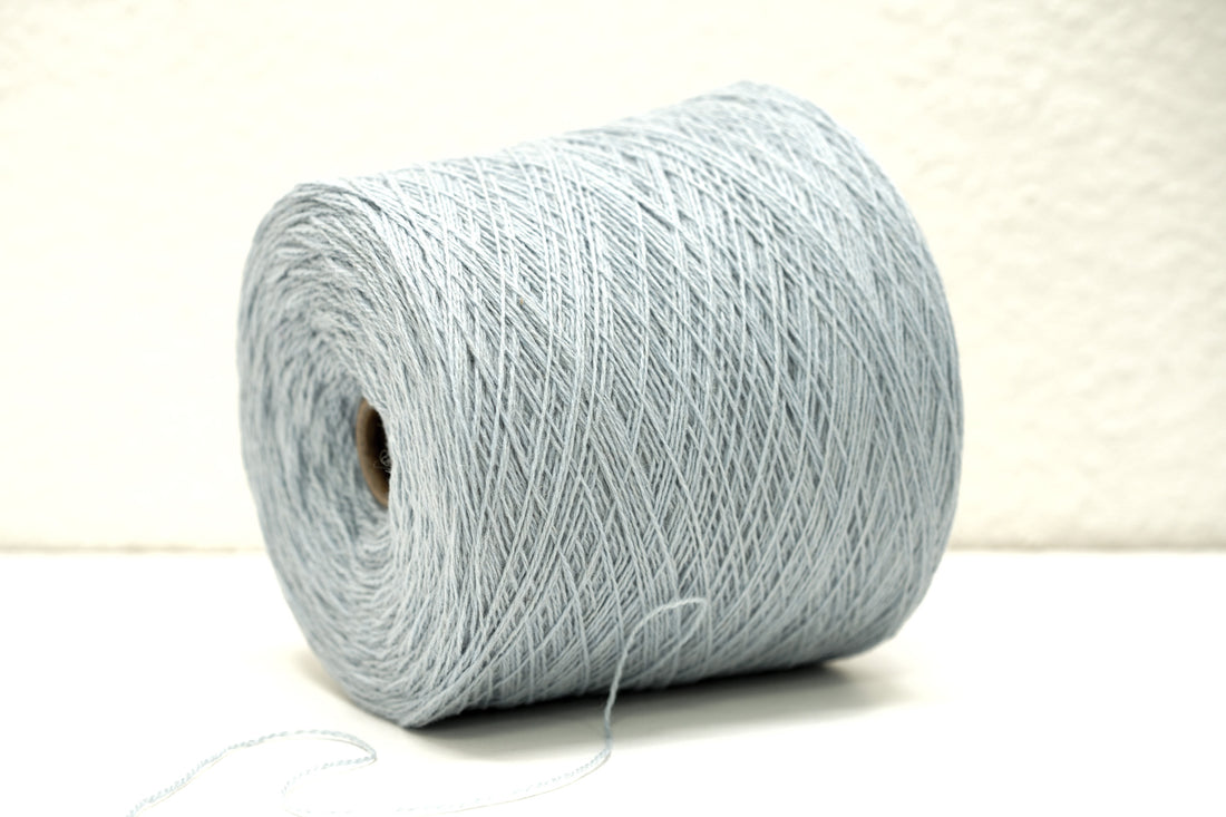 Wolkenblaue, weiche Merinowolle auf Kegel – 900 g.