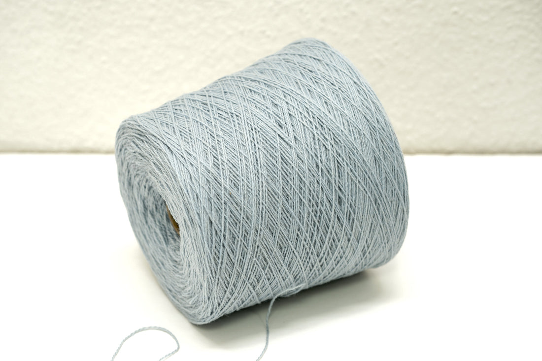 Wolkenblaue, weiche Merinowolle auf Kegel – 900 g.