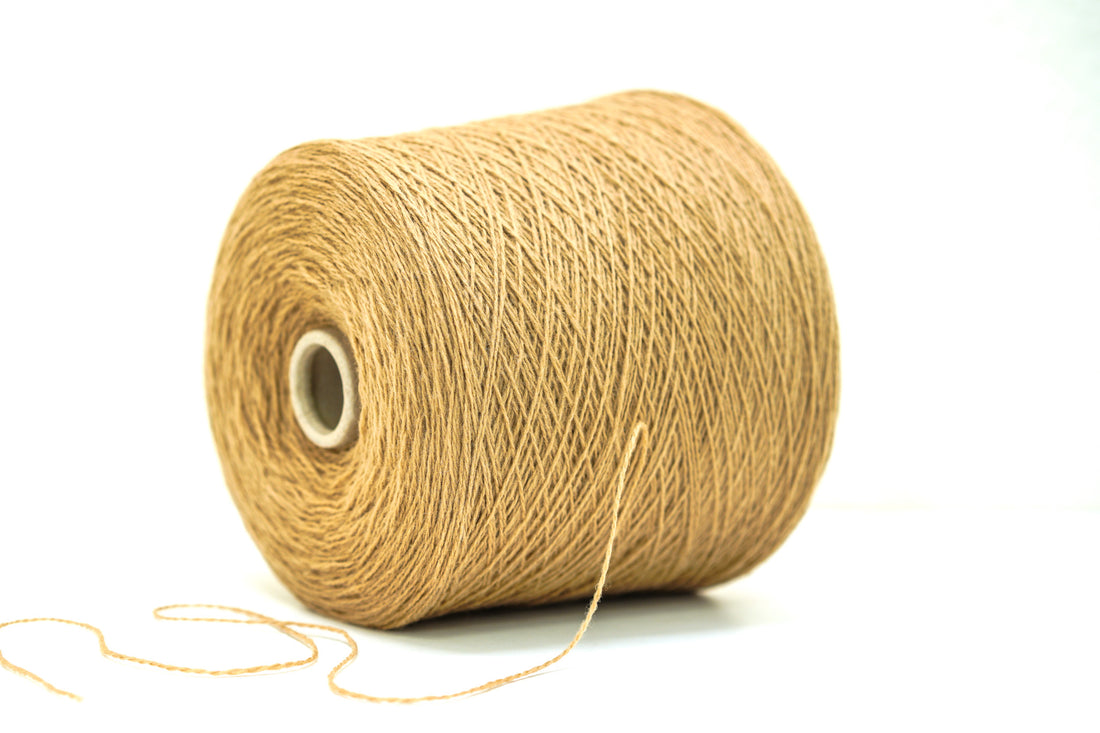 Spätbraune, weiche Merinowolle im Konus - 900 g/31,7 oz.
