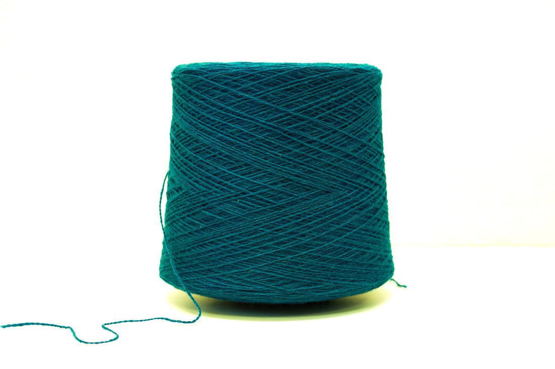 Smaragdblaue, weiche Merinowolle auf Kegel – 900 g.
