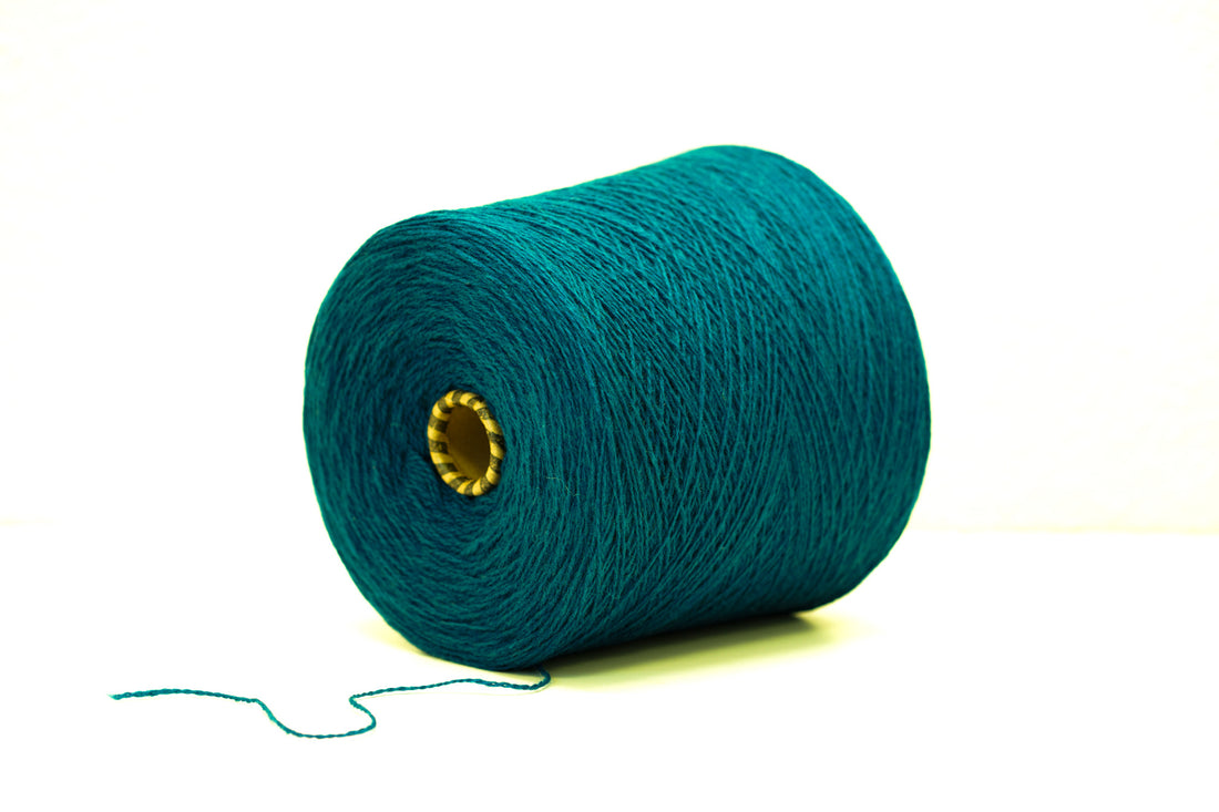 Smaragdblaue, weiche Merinowolle auf Kegel – 900 g.