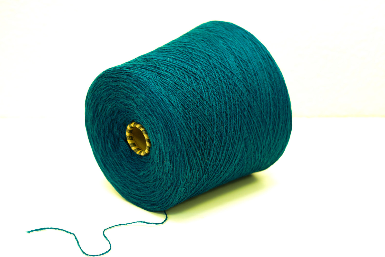 Emerald blue soft merino wool in cone - 900g / 31,7oz.