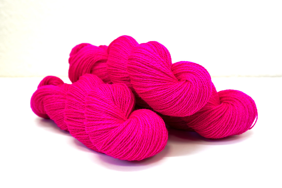 Neon pink New Zealand wool yarn - 107
